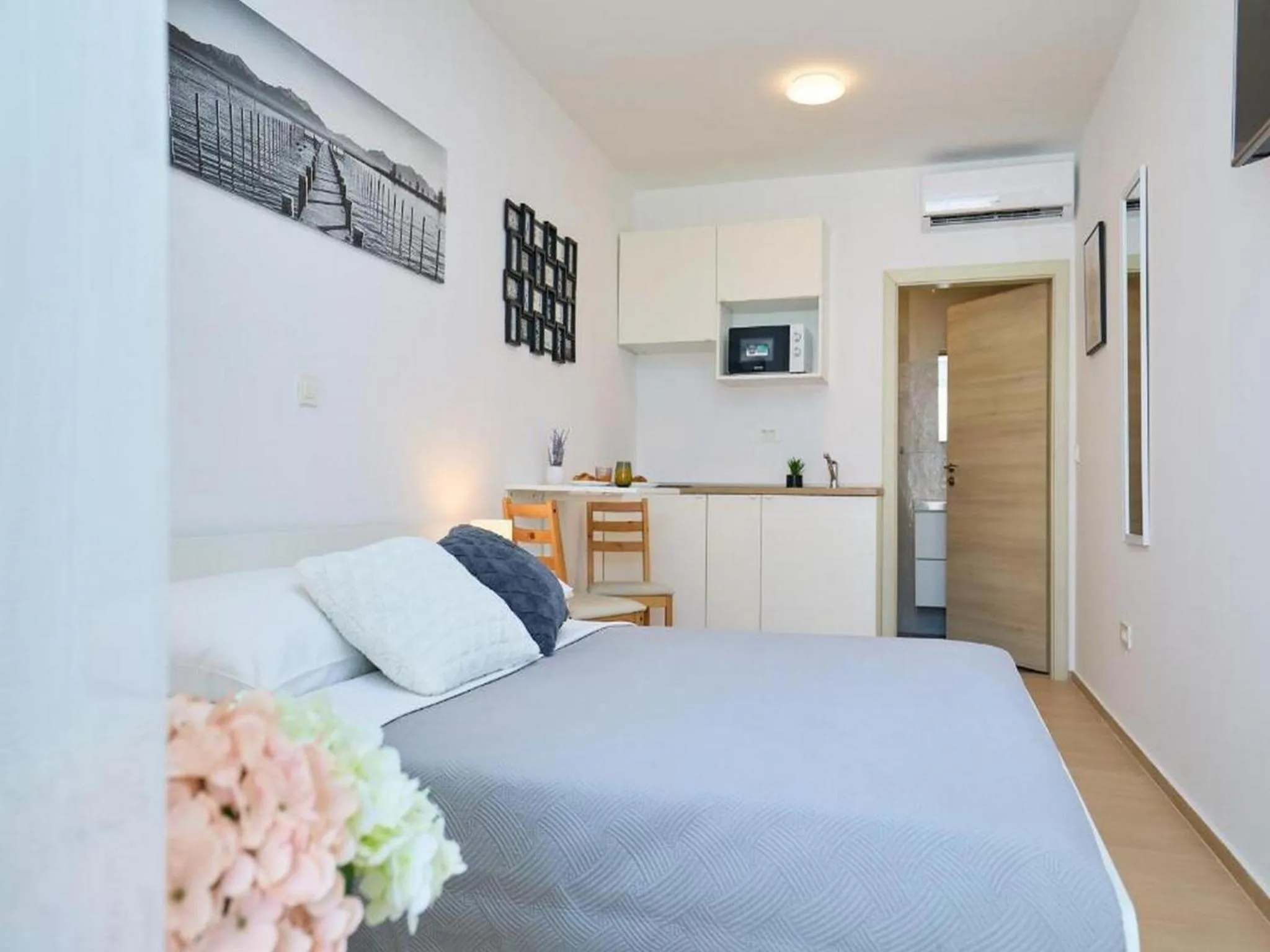 Other, Bed in Palm Tree Apartments