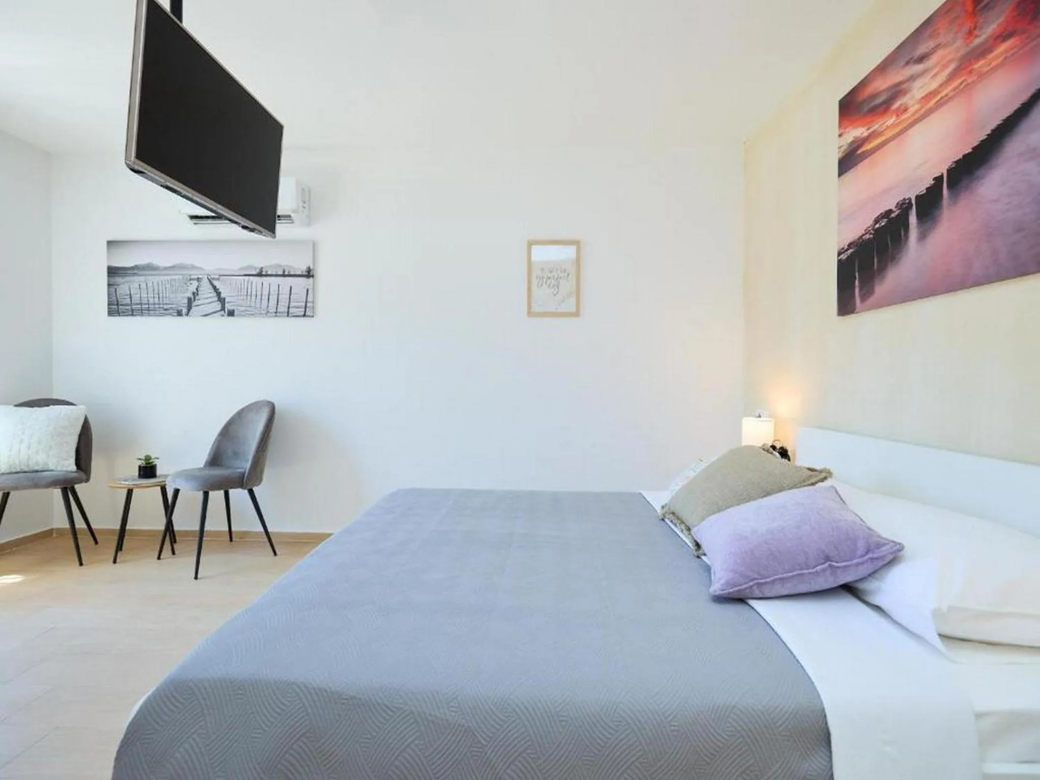 Other, Bed in Palm Tree Apartments