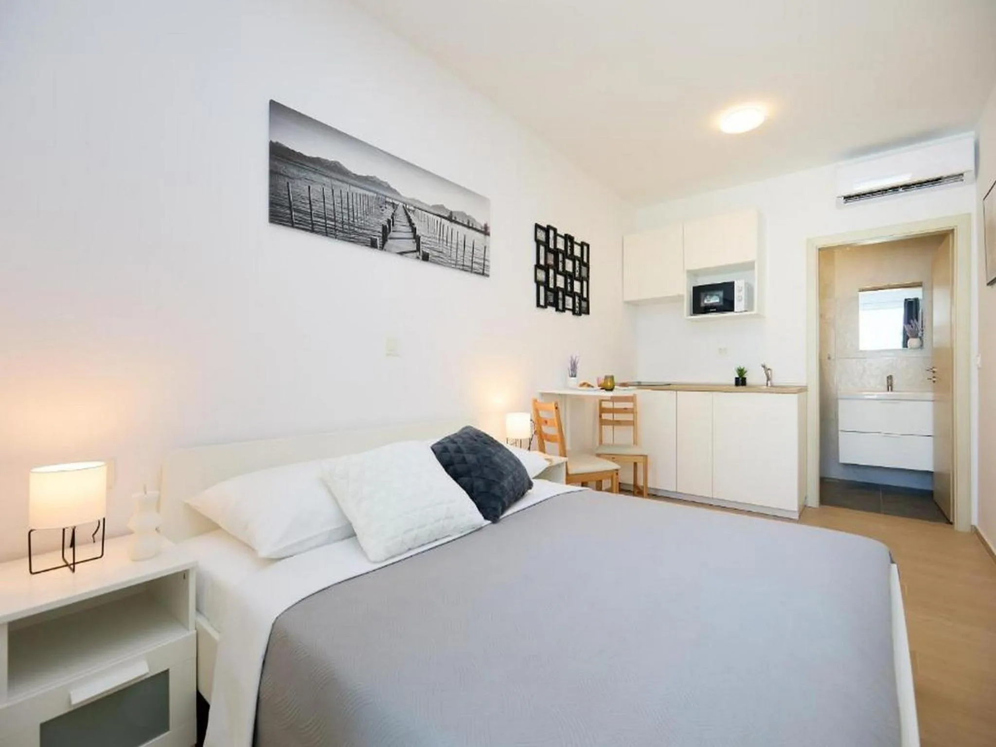 Other, Bed in Palm Tree Apartments