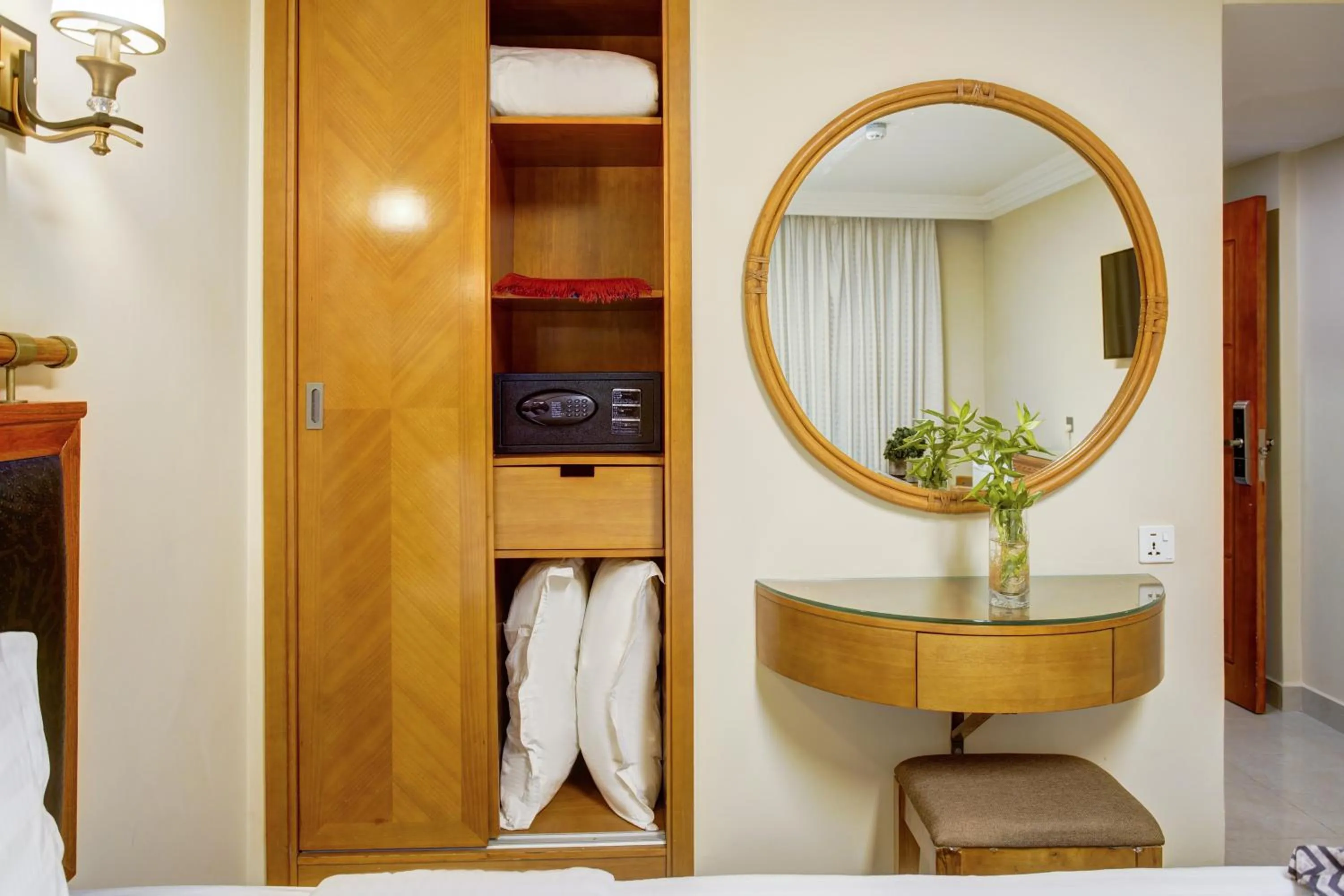 wardrobe in Dweik Hotel LUXURY 3