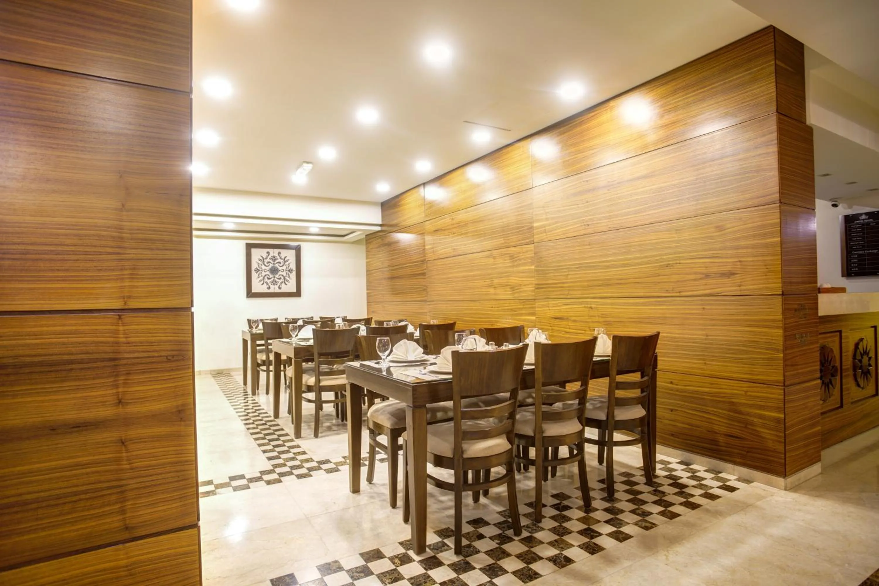 Restaurant/places to eat in Dweik Hotel LUXURY 3