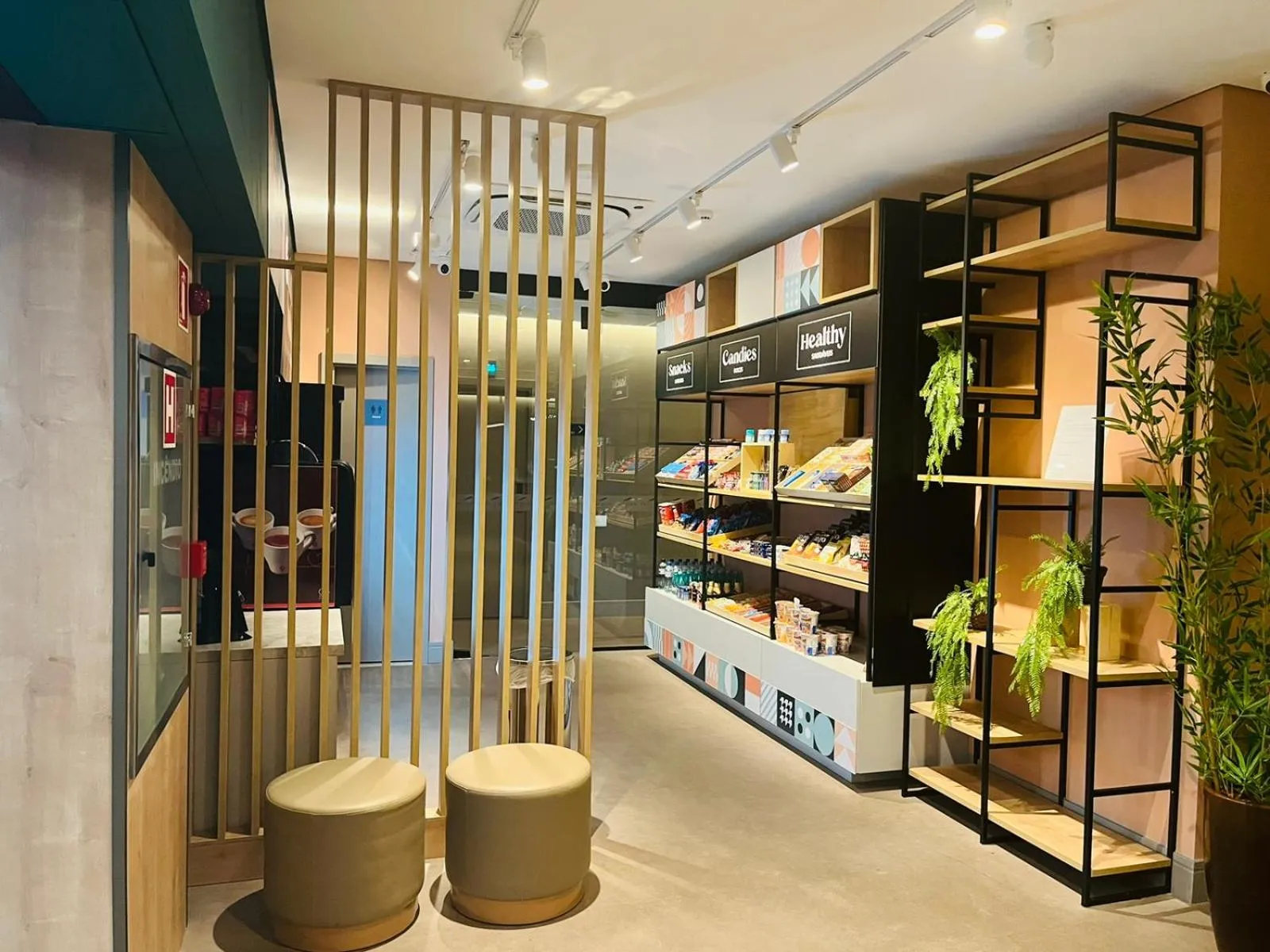 On-site shops in Fast Sleep Suites by Slaviero Hoteis - Hotel dentro do Aeroporto de Guarulhos - Terminal 2 - desembarque oeste