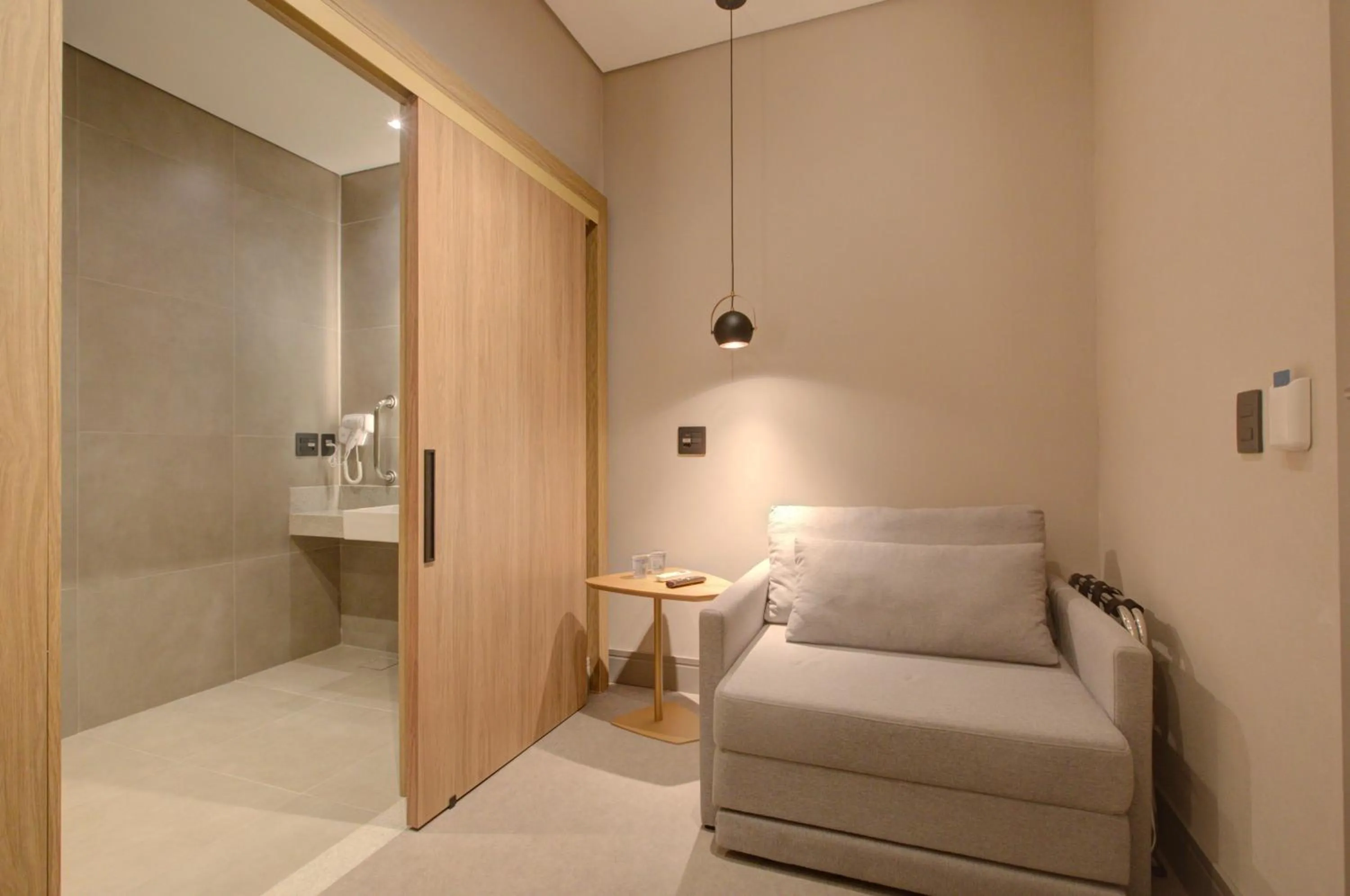 Photo of the whole room, Bed in Fast Sleep Suites by Slaviero Hoteis - Hotel dentro do Aeroporto de Guarulhos - Terminal 2 - desembarque oeste