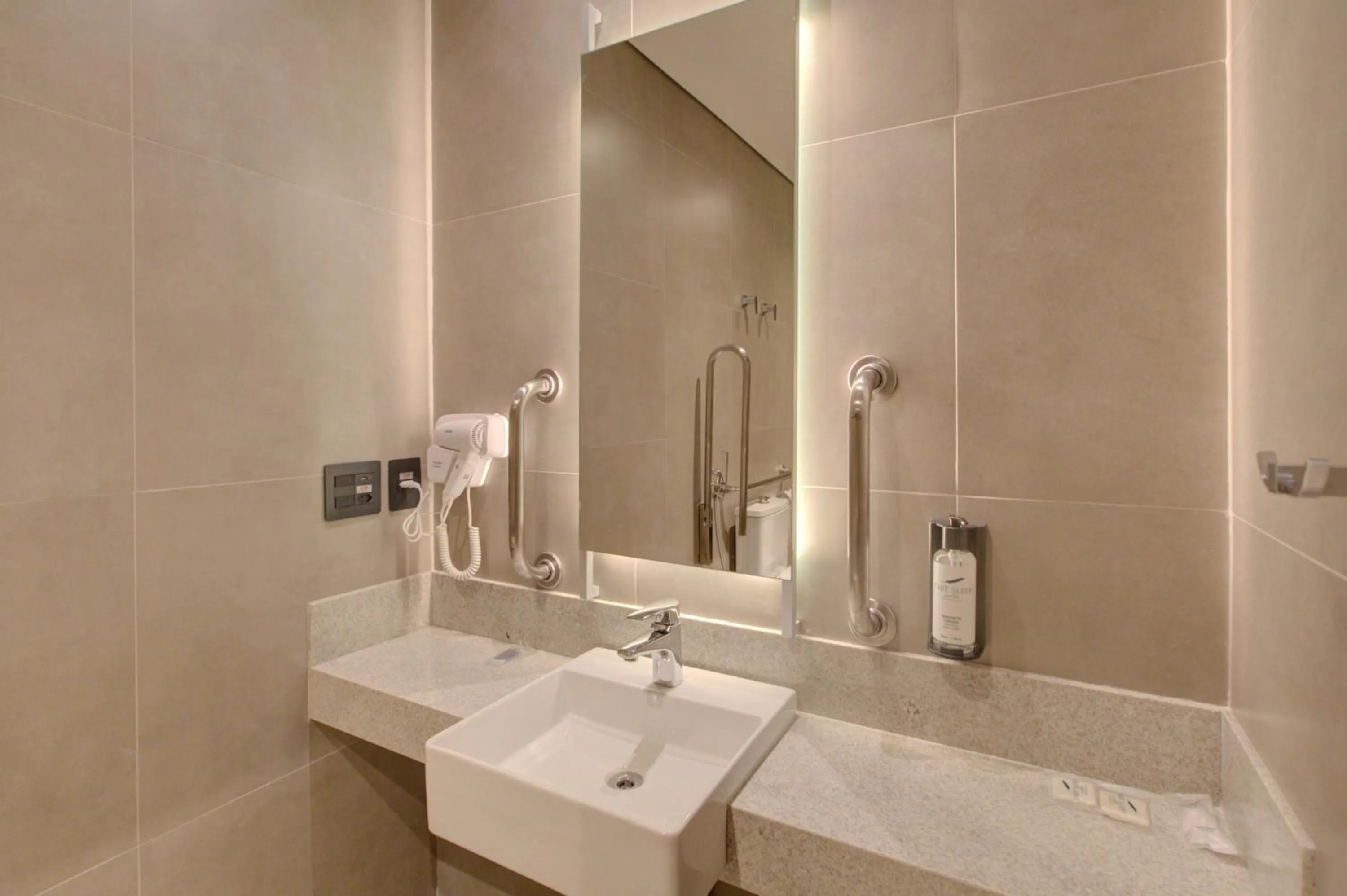 Bathroom in Fast Sleep Suites by Slaviero Hoteis - Hotel dentro do Aeroporto de Guarulhos - Terminal 2 - desembarque oeste
