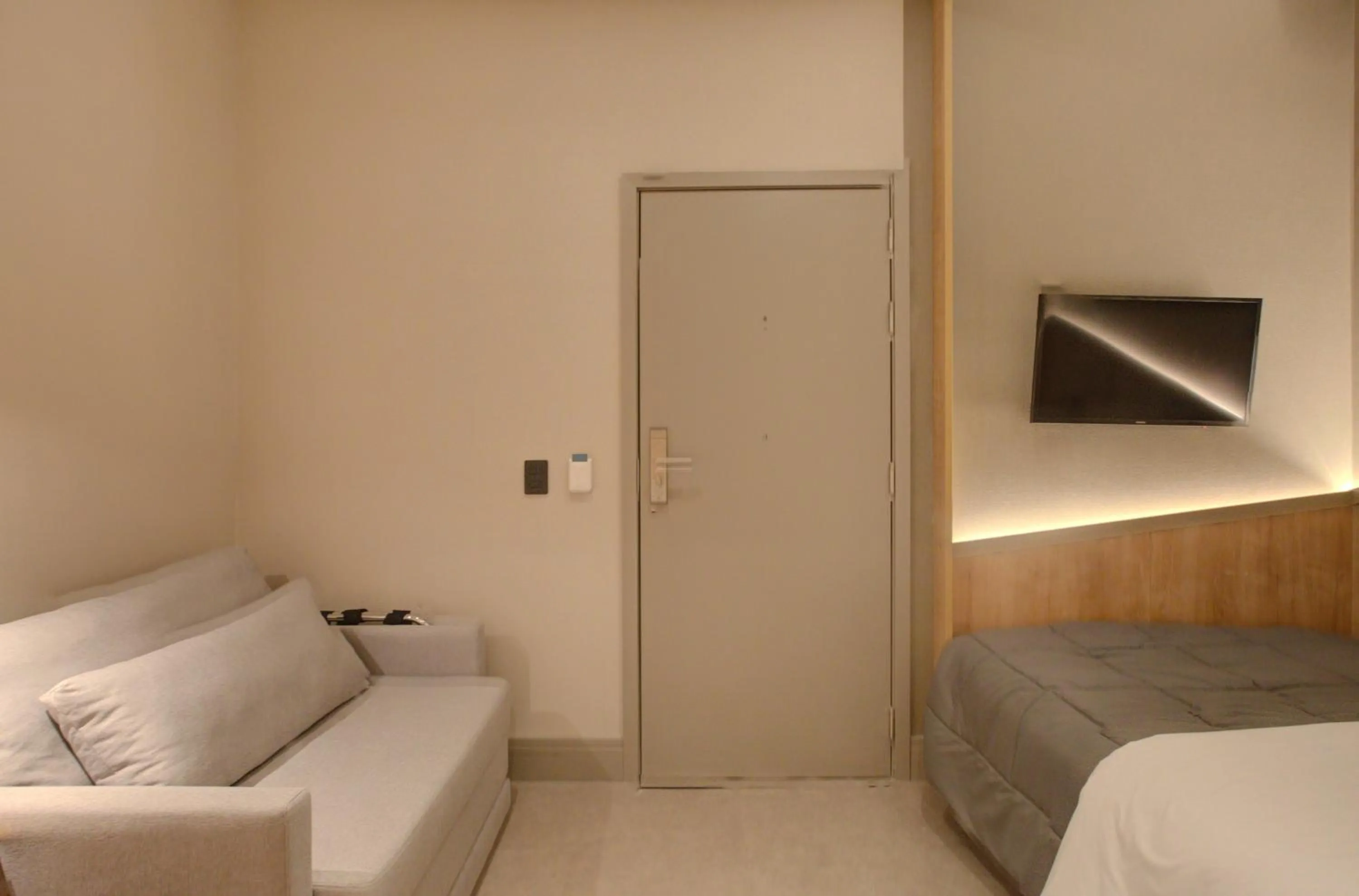 Photo of the whole room, Bed in Fast Sleep Suites by Slaviero Hoteis - Hotel dentro do Aeroporto de Guarulhos - Terminal 2 - desembarque oeste