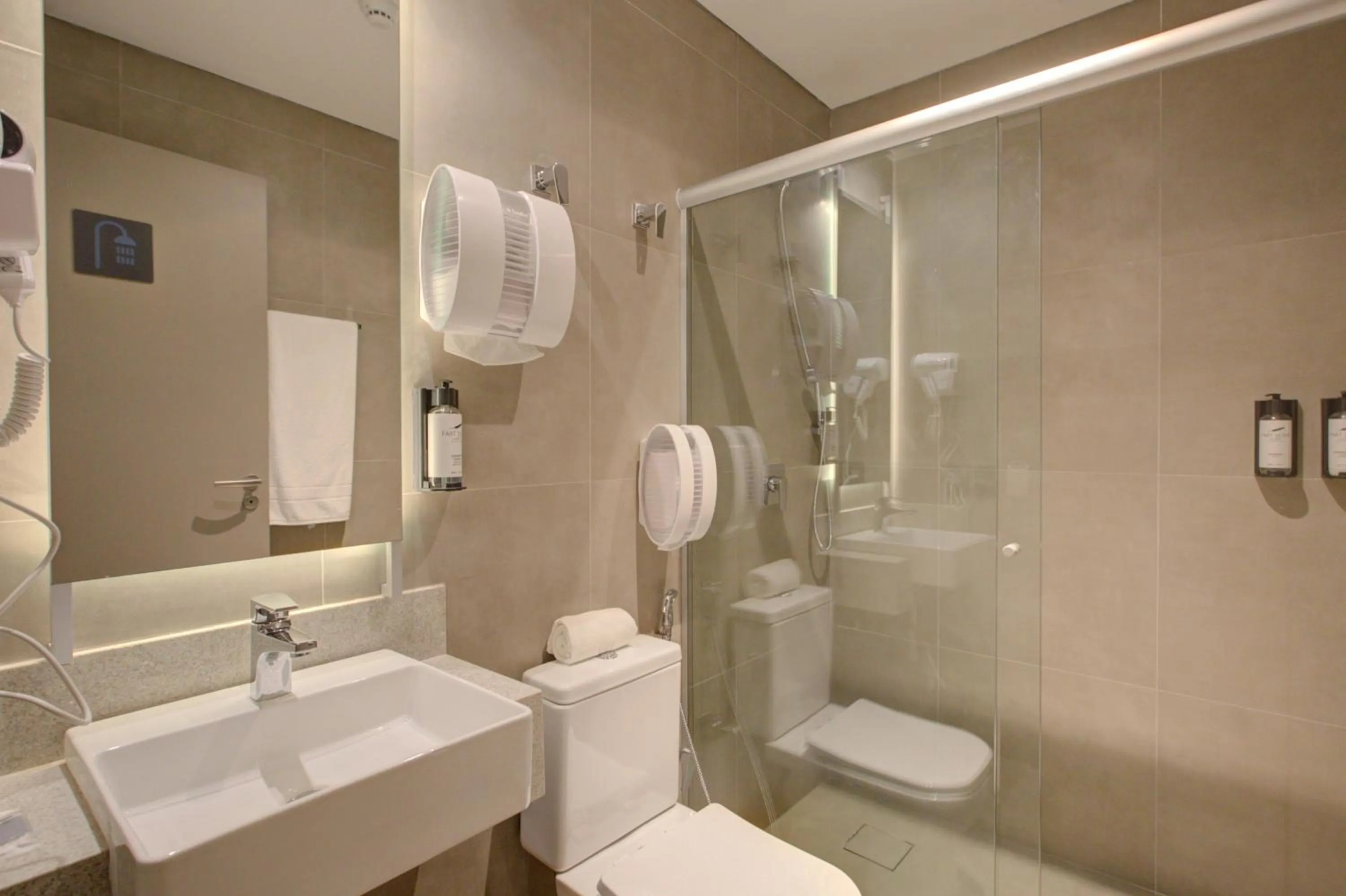 Bathroom in Fast Sleep Suites by Slaviero Hoteis - Hotel dentro do Aeroporto de Guarulhos - Terminal 2 - desembarque oeste
