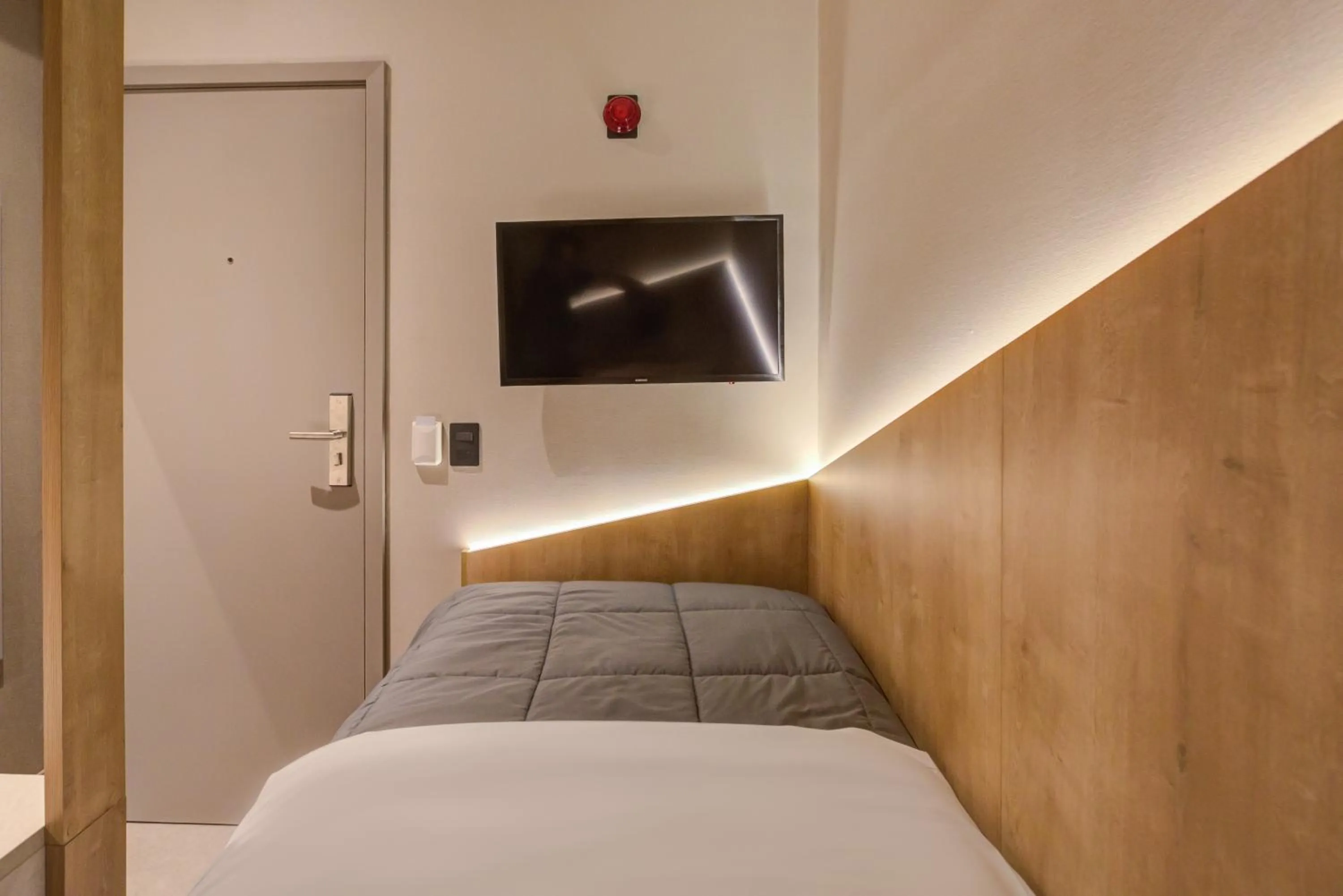 Photo of the whole room, Bed in Fast Sleep Suites by Slaviero Hoteis - Hotel dentro do Aeroporto de Guarulhos - Terminal 2 - desembarque oeste