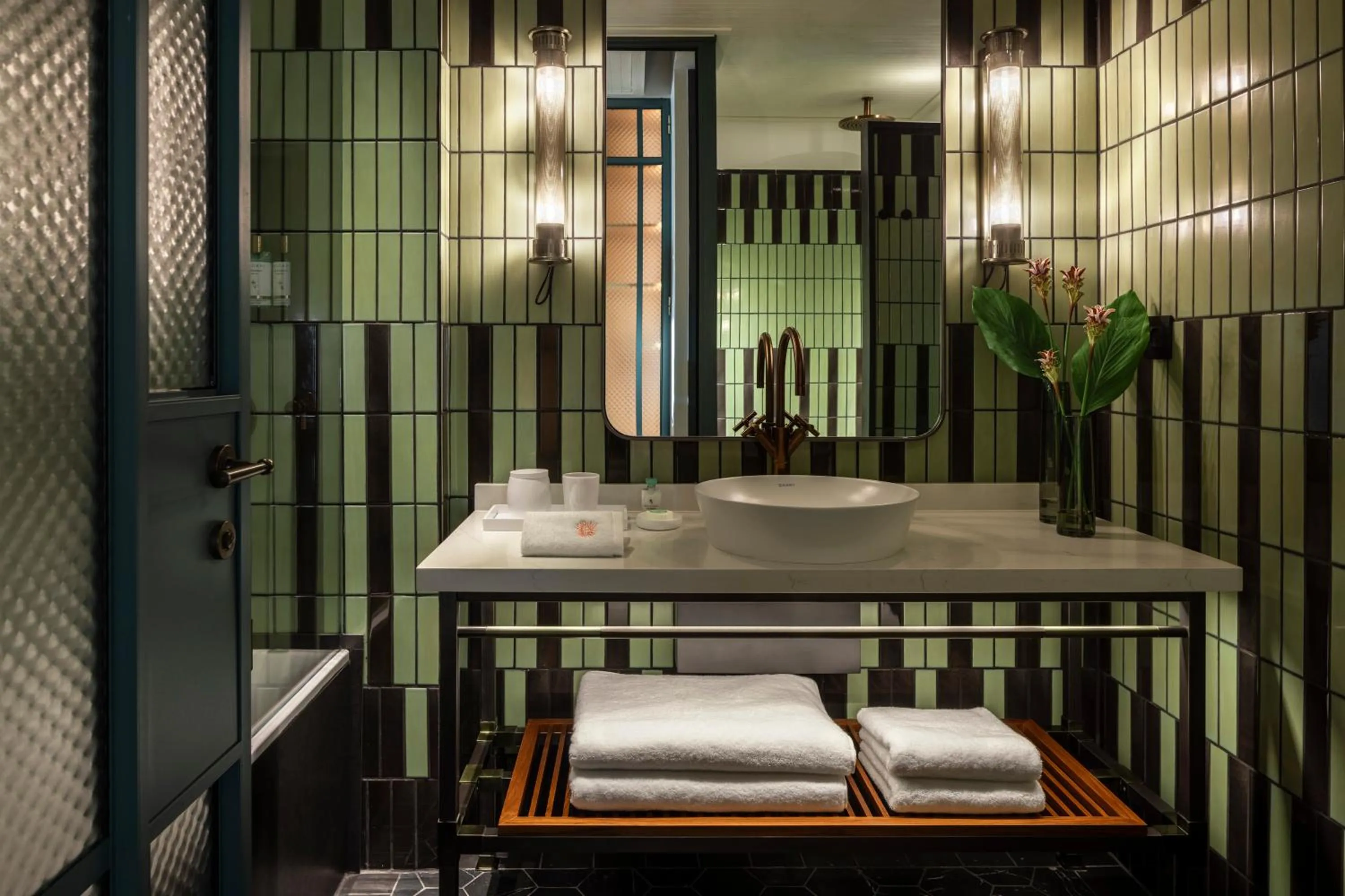 Bathroom, Bed in The George Tel Aviv