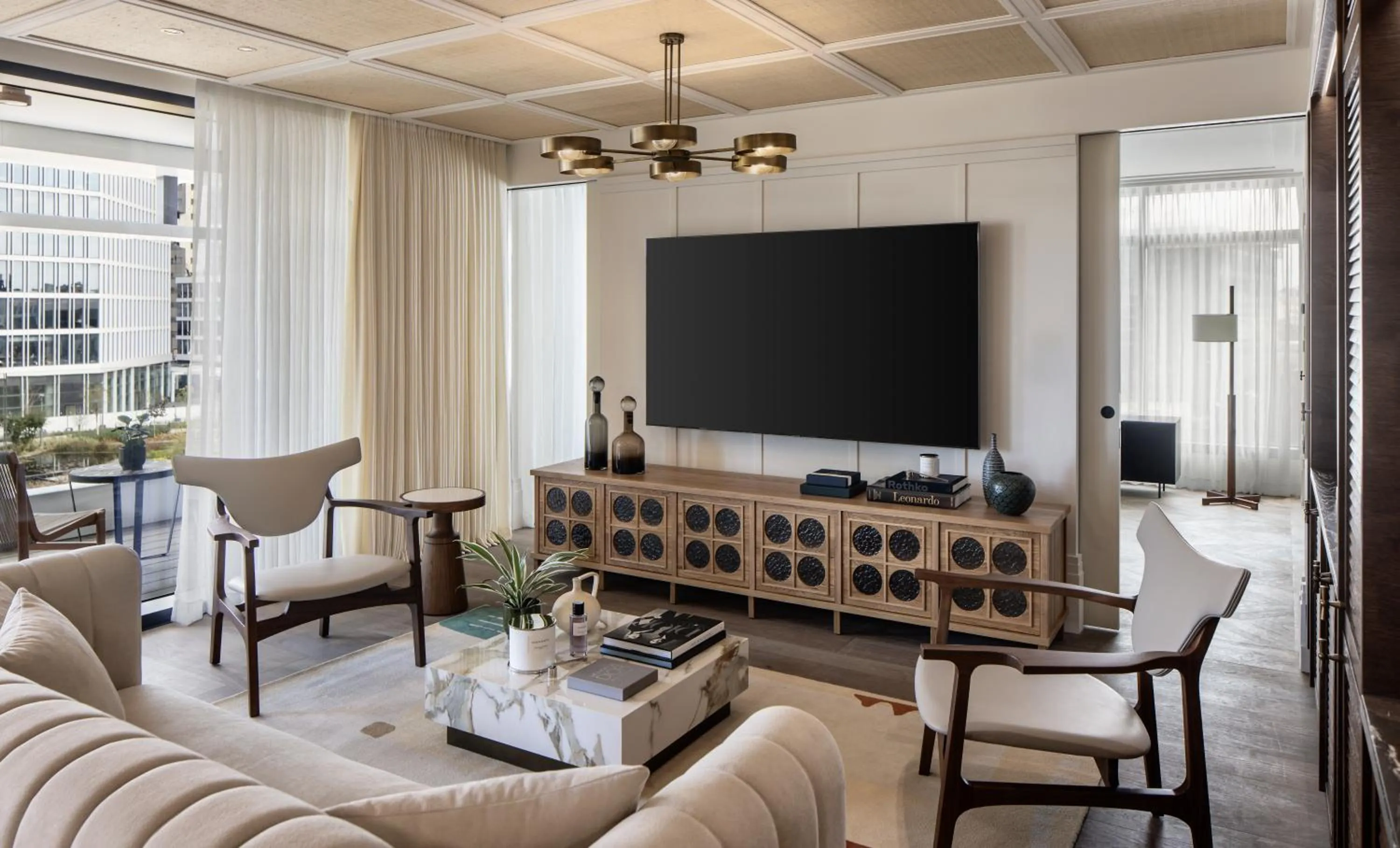 Communal lounge/ TV room in The George Tel Aviv