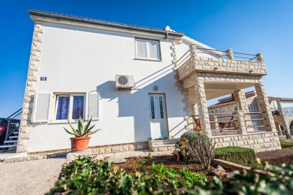 Property building in Villa Porto