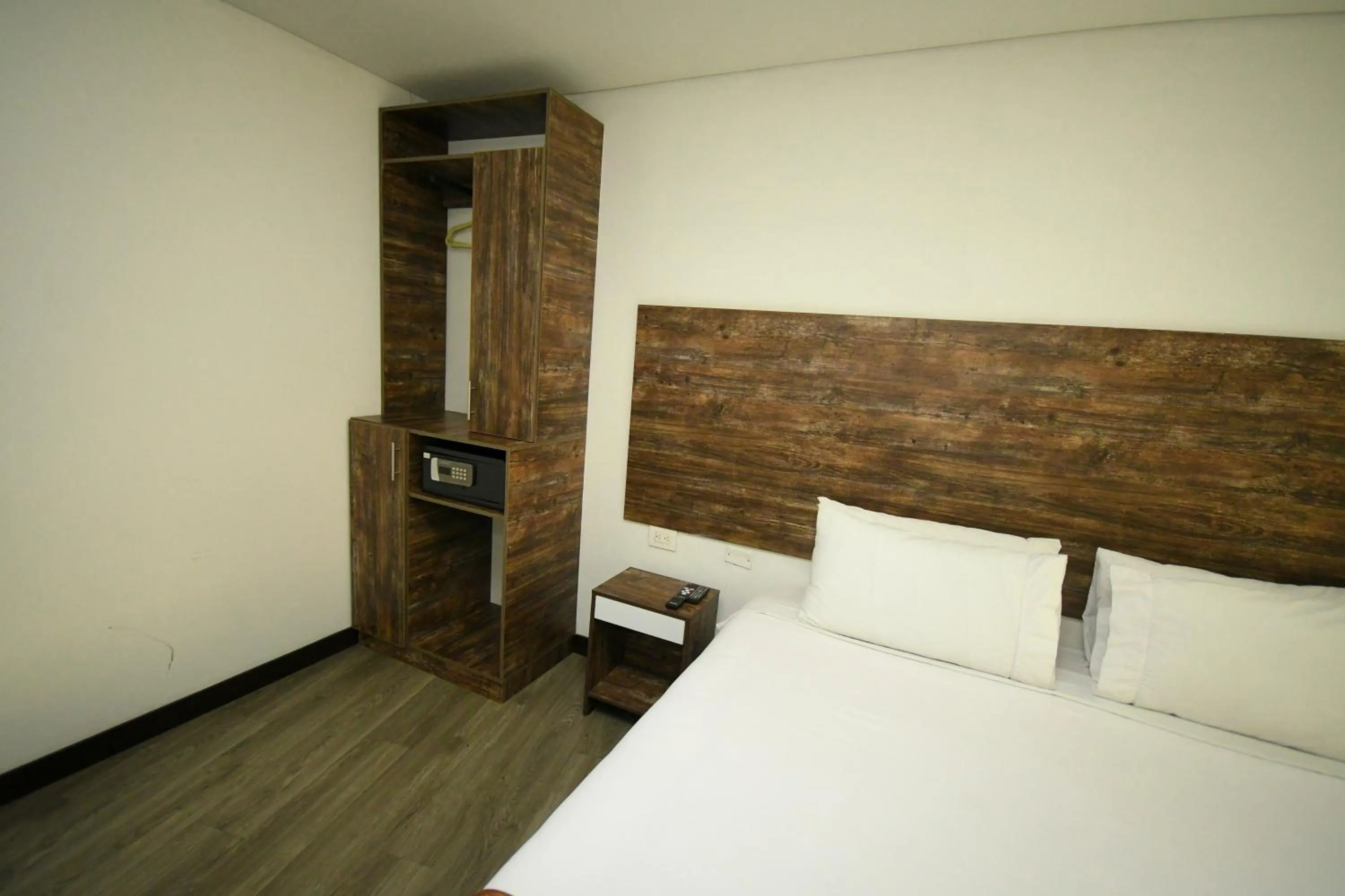 Photo of the whole room, Bed in HOTEL AMERICAN VISA CORPORATE