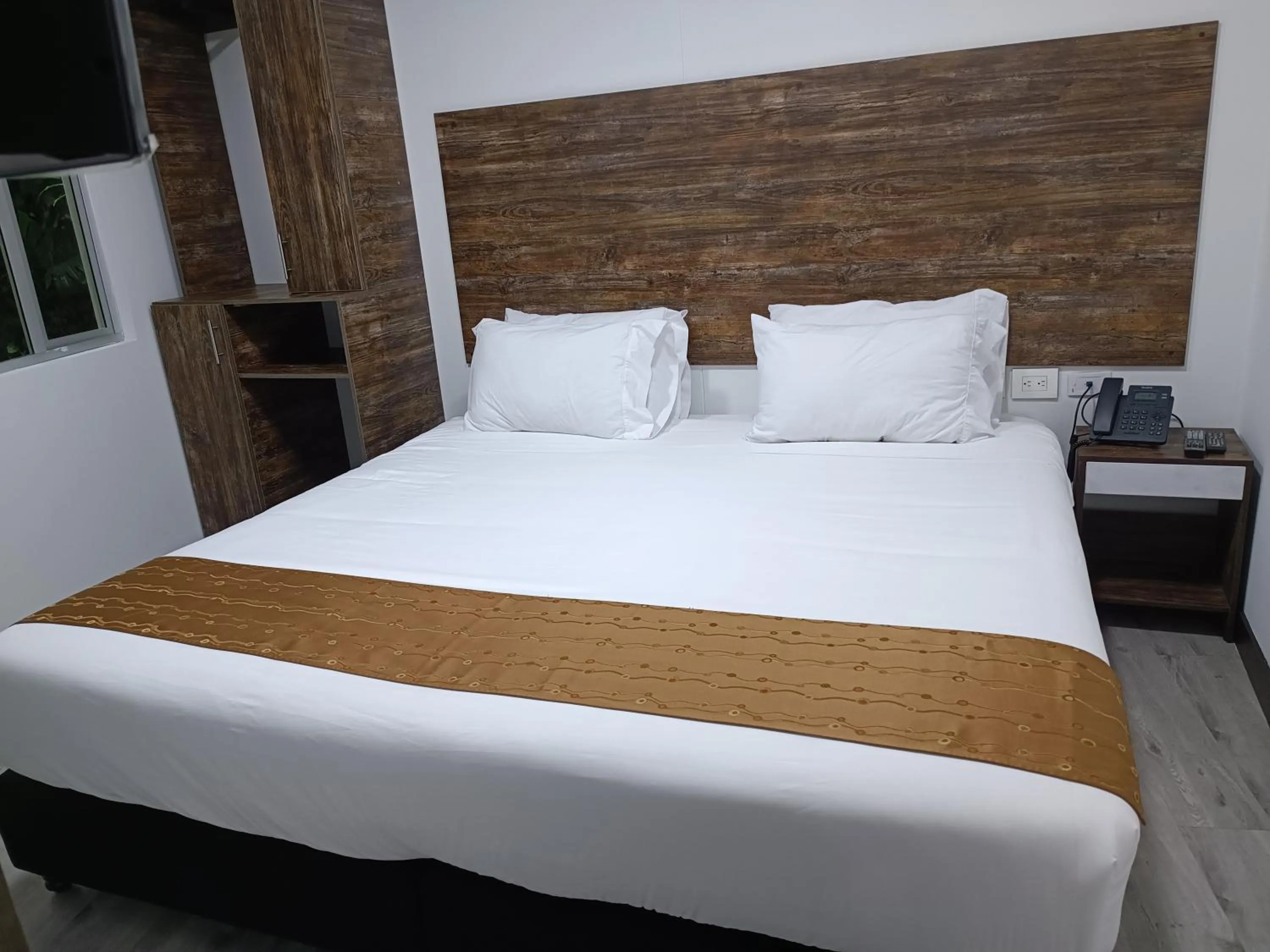 Photo of the whole room, Bed in HOTEL AMERICAN VISA CORPORATE