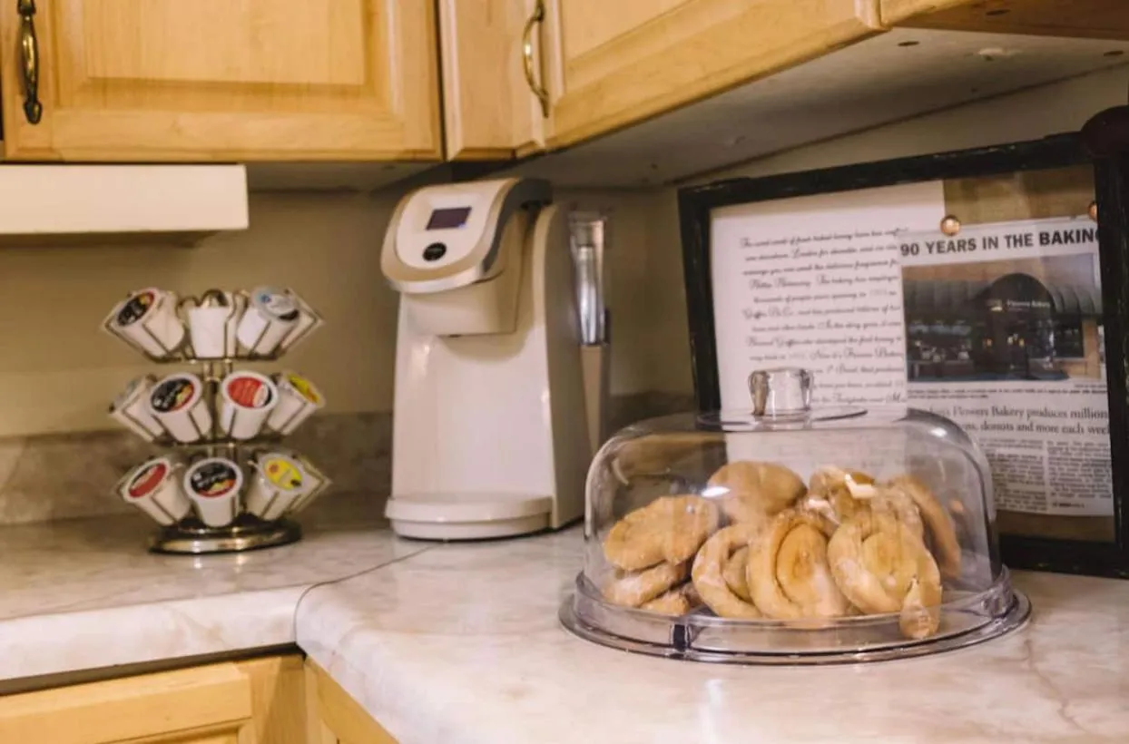 Breakfast in Hilltop Hideaway - 3BDR in Downtown London, KY