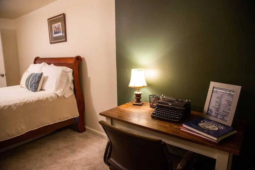 Bed in Hilltop Hideaway - 3BDR in Downtown London, KY