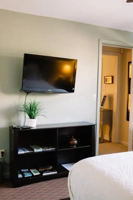 Bed in Hilltop Hideaway - 3BDR in Downtown London, KY