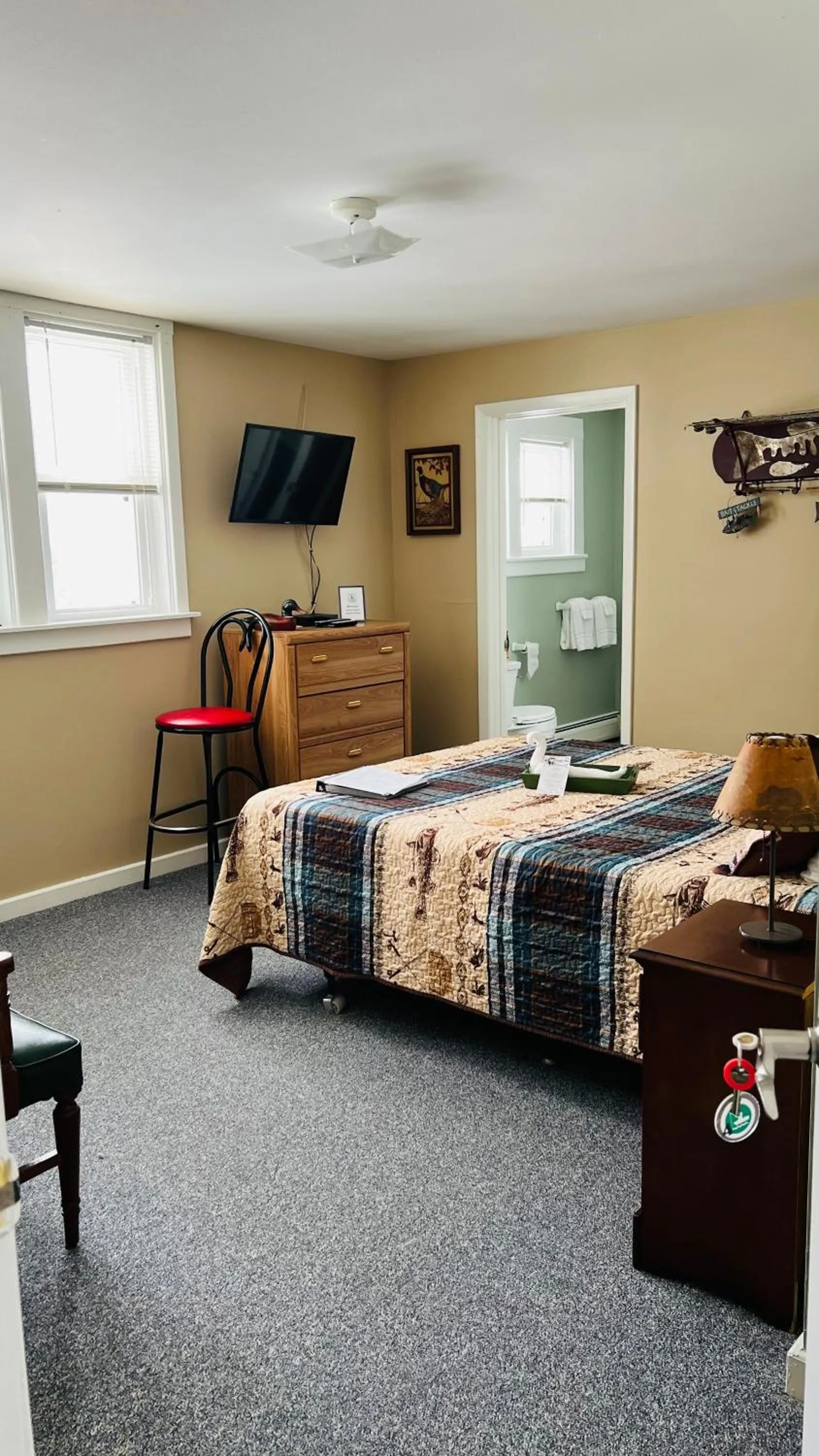 Bed in Chateau Country Inn and Captain's Cottage