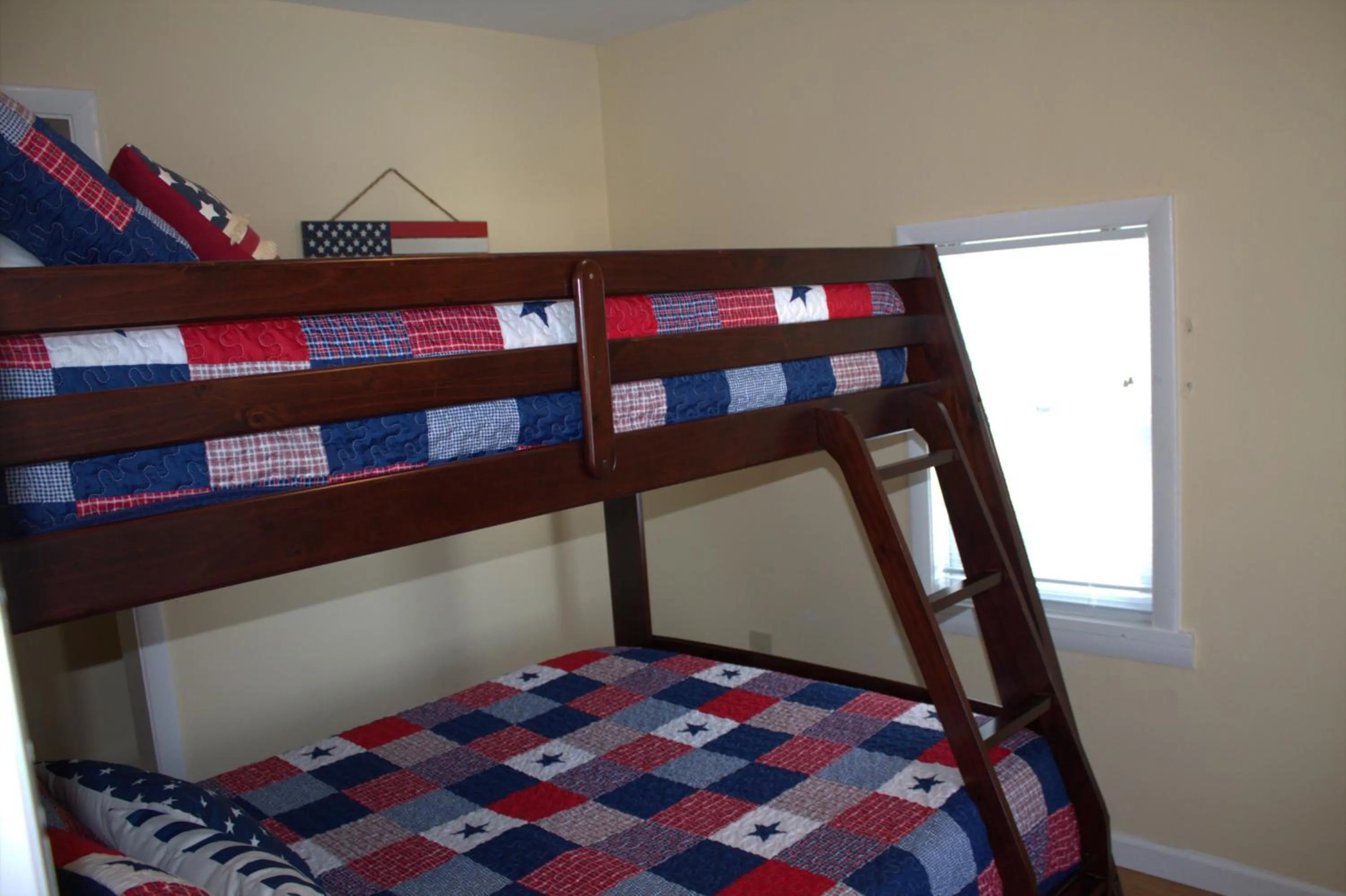 Bedroom, Bed in Chateau Country Inn and Captain's Cottage
