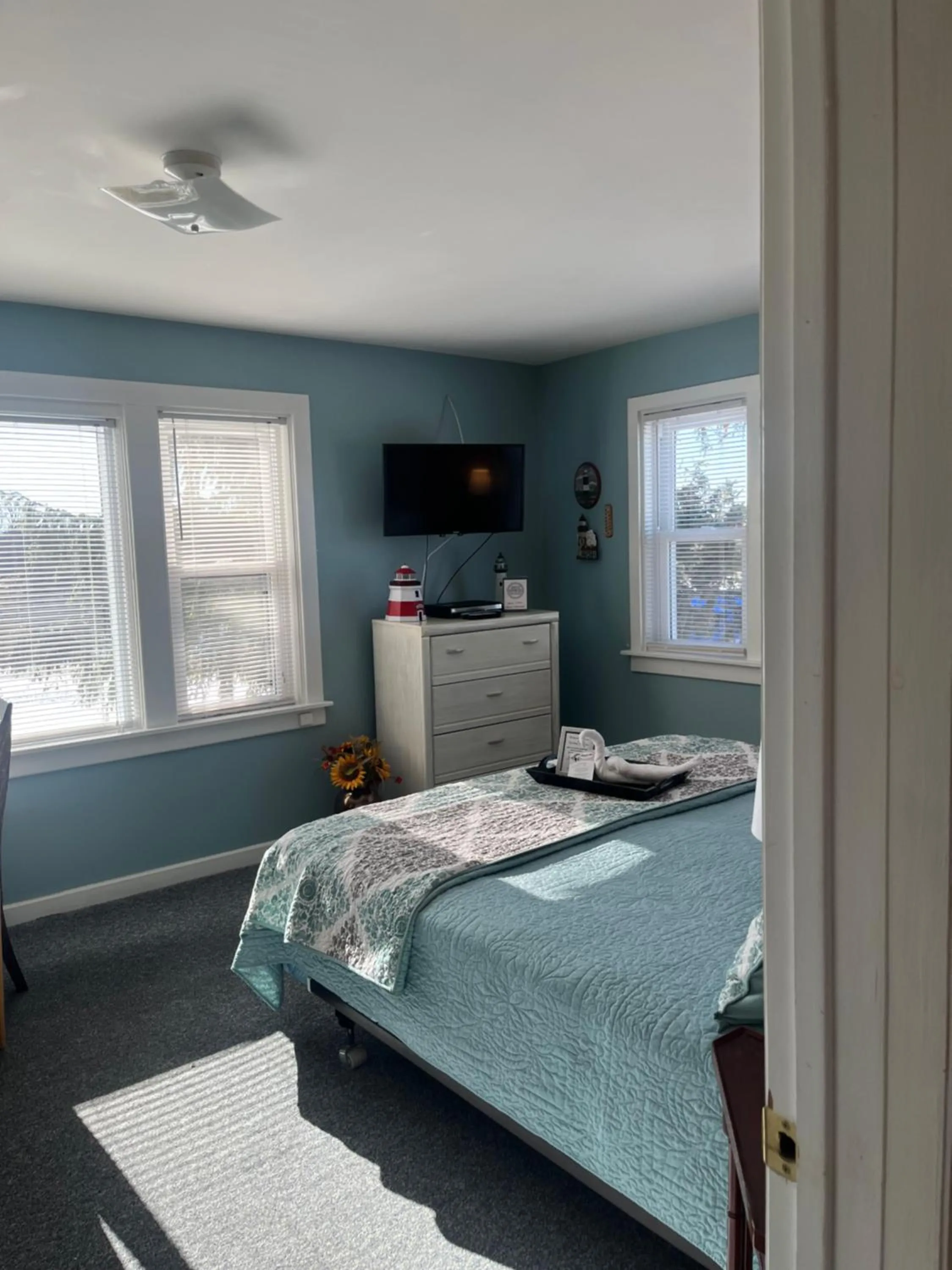 Photo of the whole room, Bed in Chateau Country Inn and Captain's Cottage