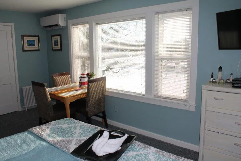 Bed in Chateau Country Inn and Captain's Cottage