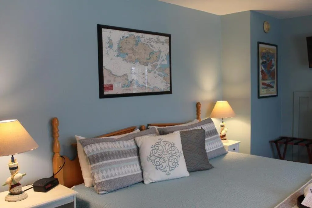 Bed in Chateau Country Inn and Captain's Cottage