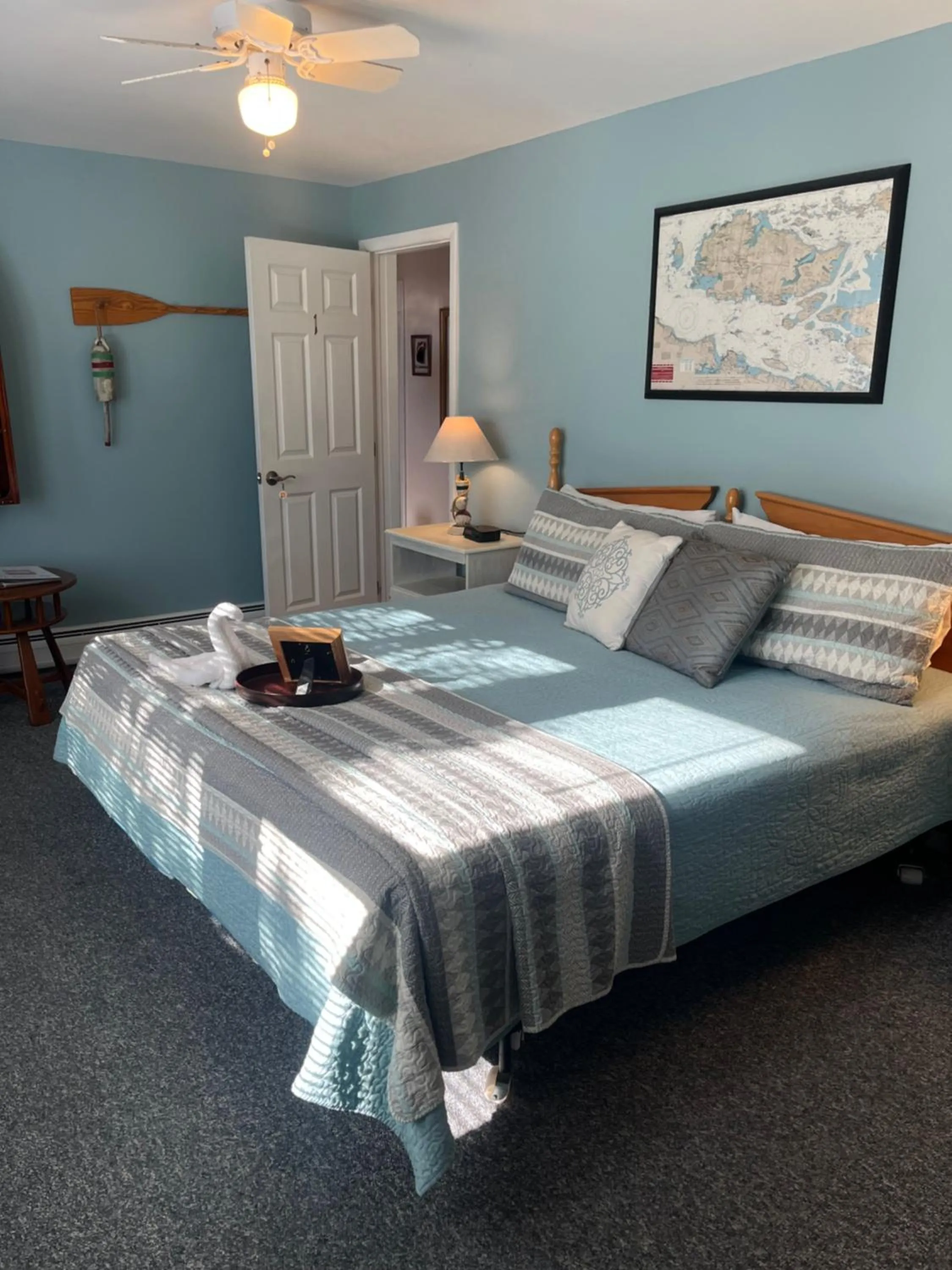 Photo of the whole room, Bed in Chateau Country Inn and Captain's Cottage