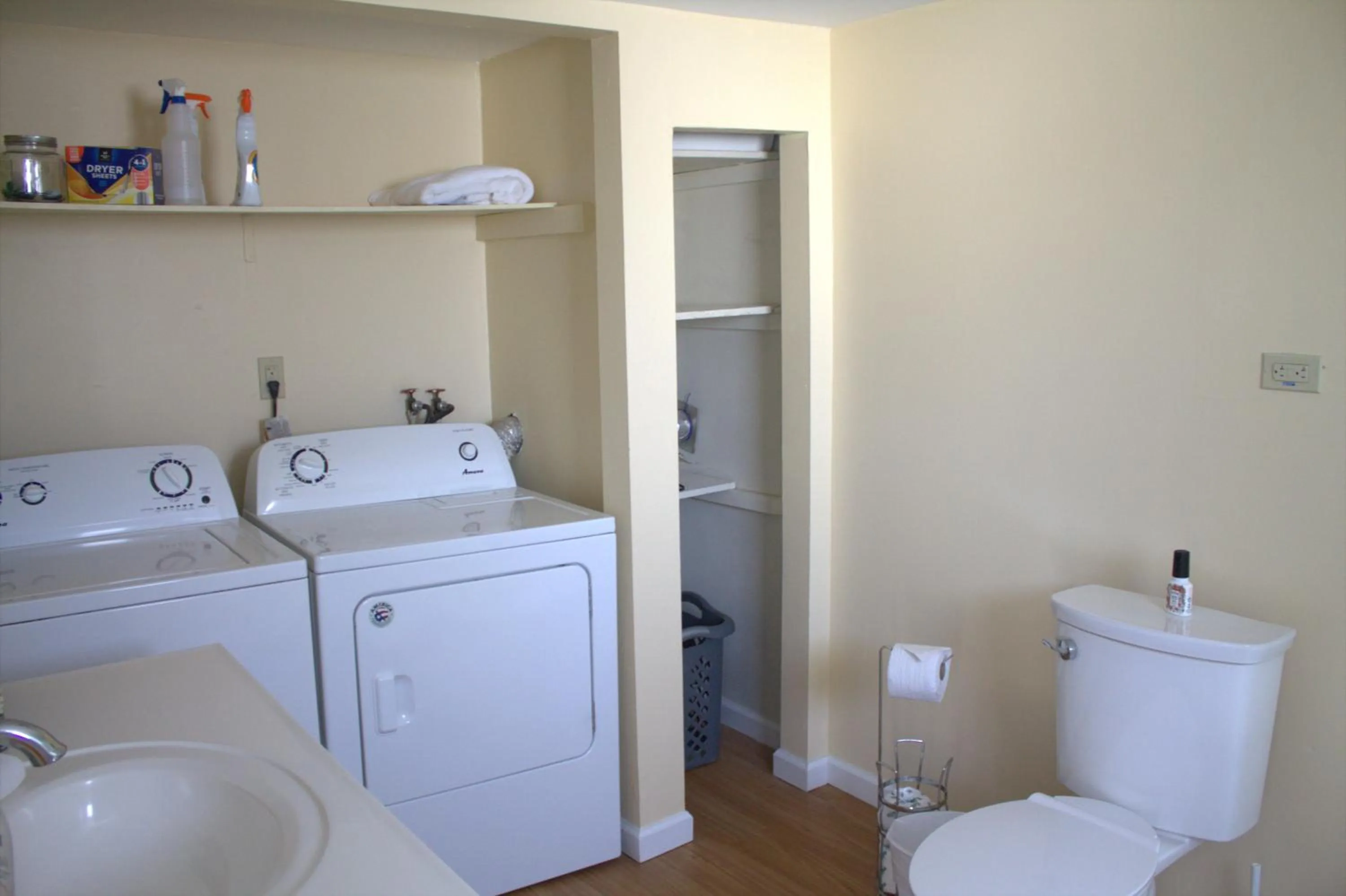 Toilet in Chateau Country Inn and Captain's Cottage