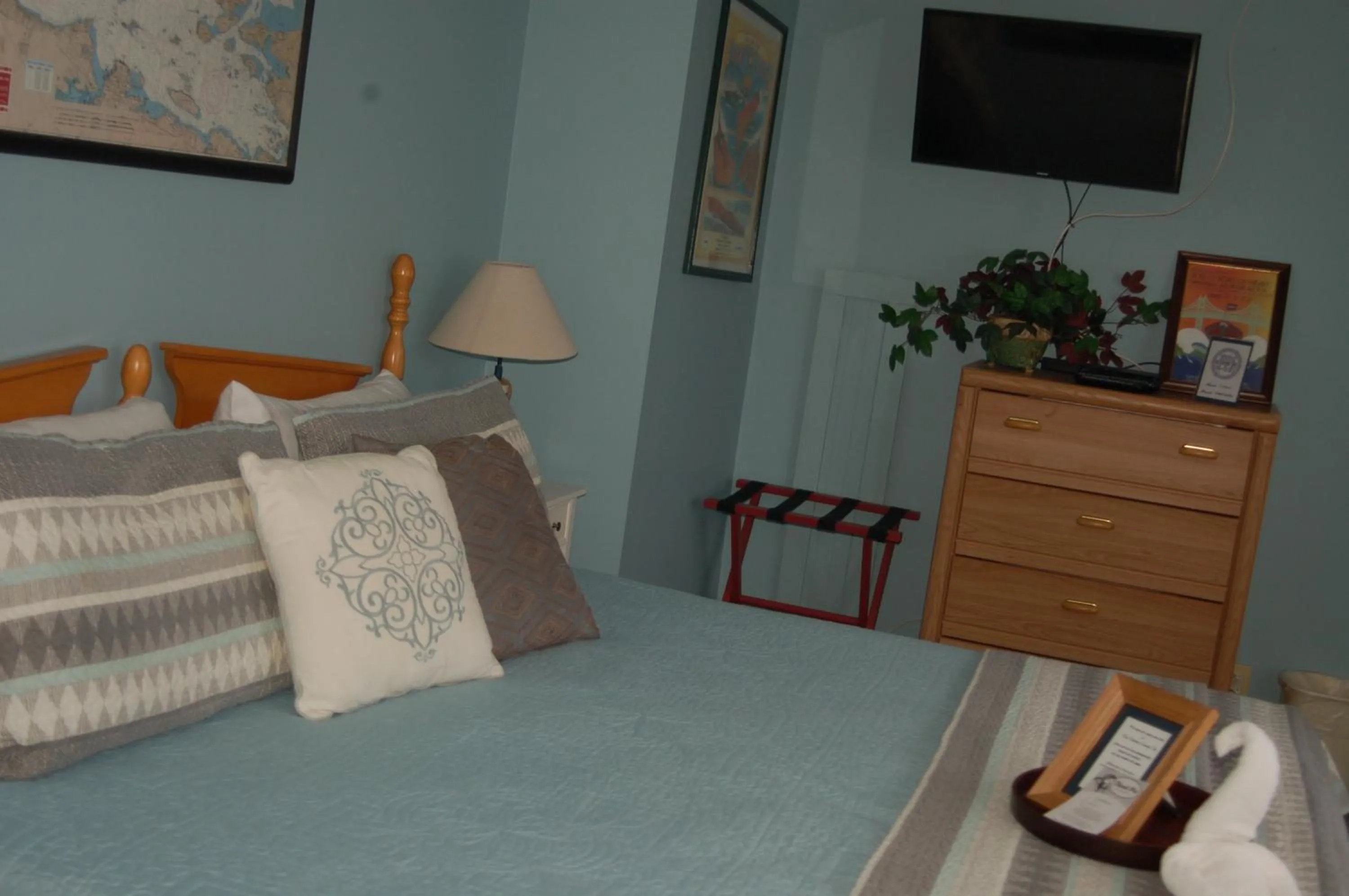 Bed in Chateau Country Inn and Captain's Cottage