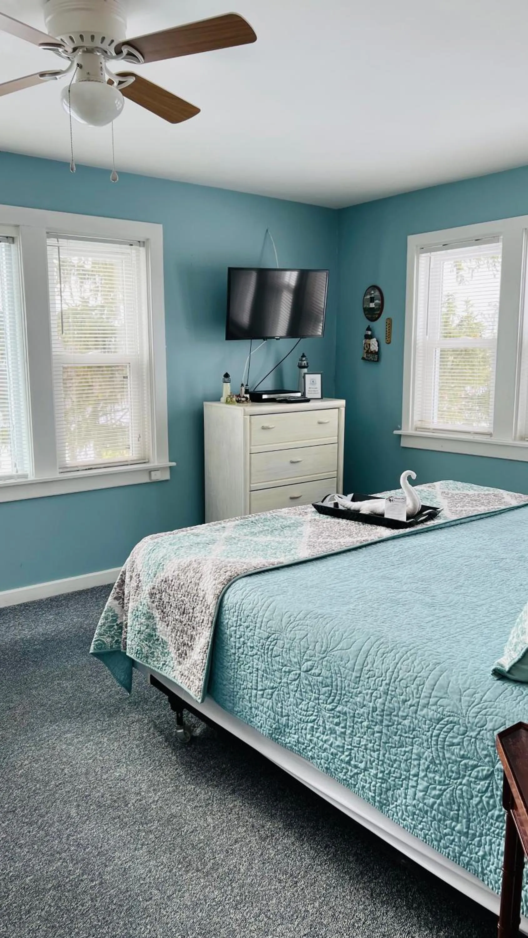 Bed in Chateau Country Inn and Captain's Cottage