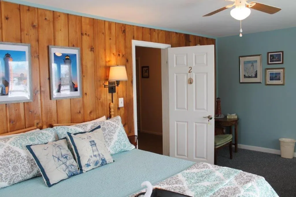 Bed in Chateau Country Inn and Captain's Cottage