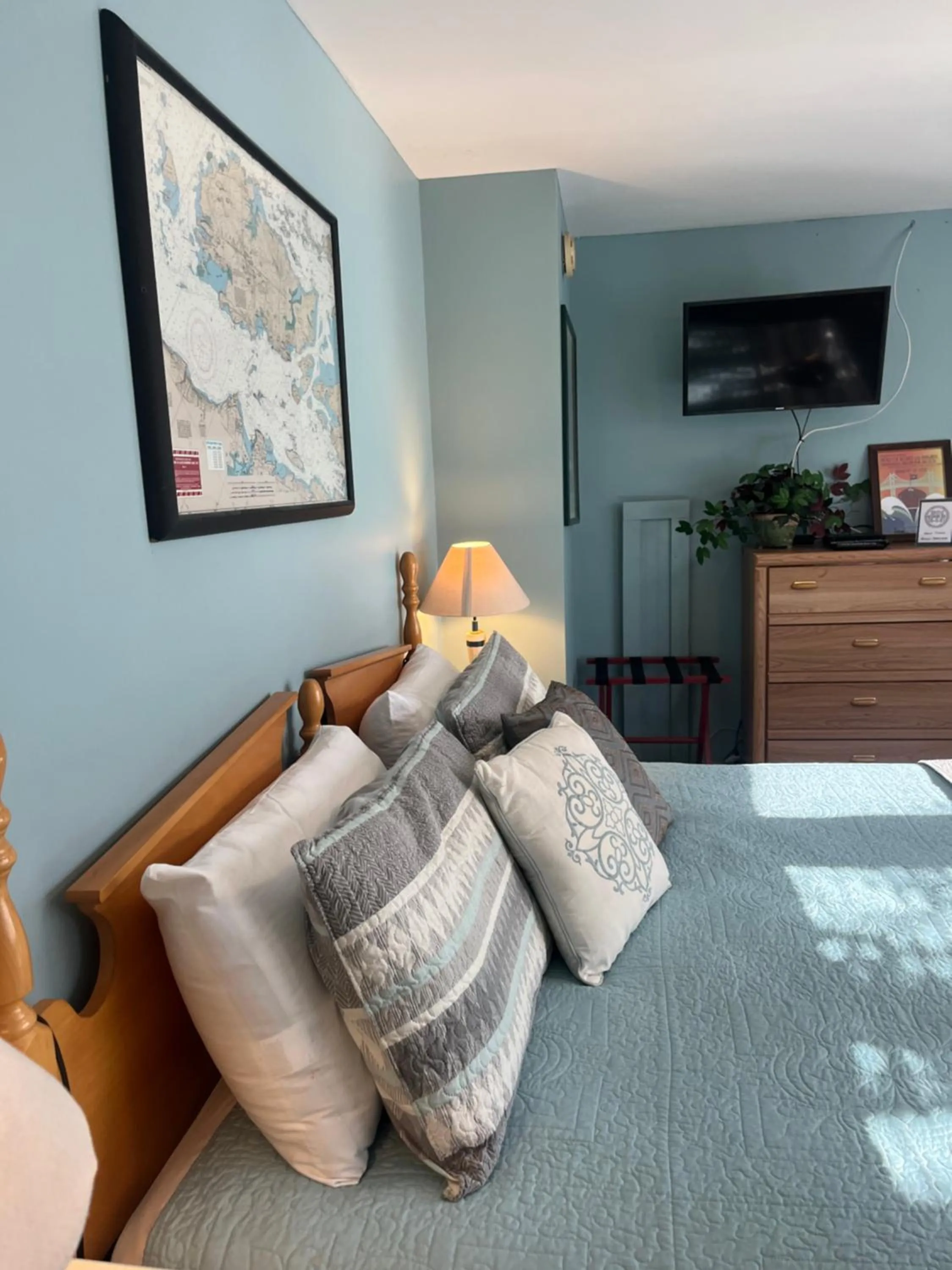 Bedroom, Bed in Chateau Country Inn and Captain's Cottage