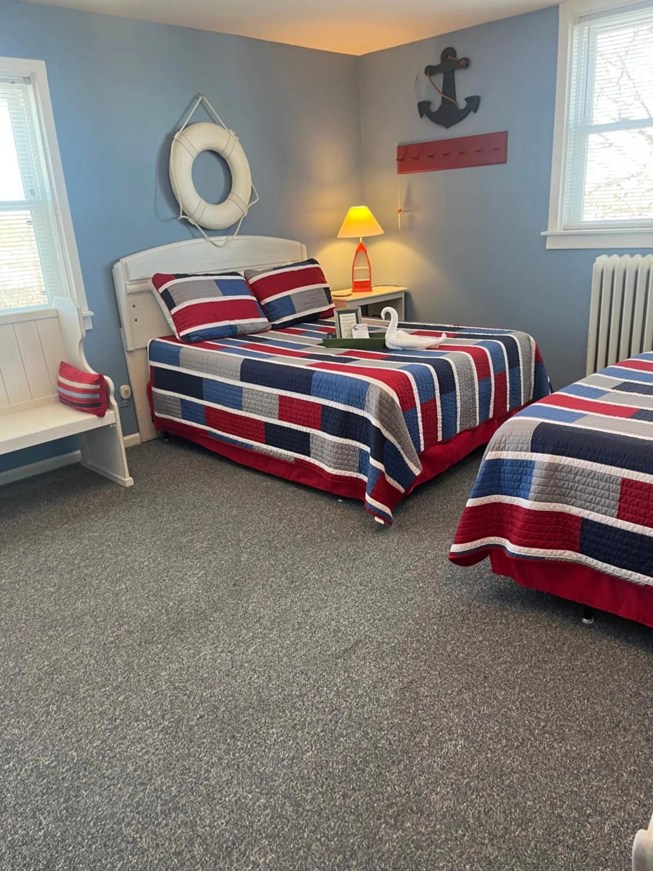 Photo of the whole room, Bed in Chateau Country Inn and Captain's Cottage