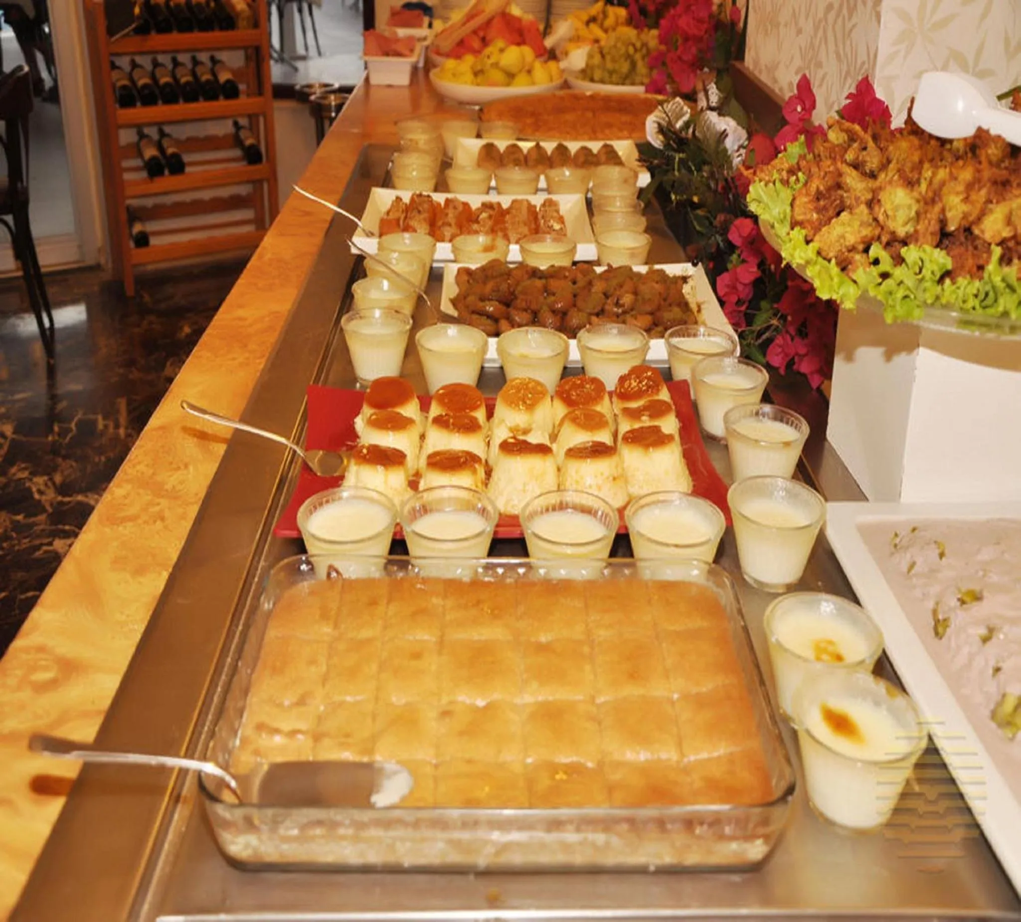 Restaurant/places to eat in Azak Hotel