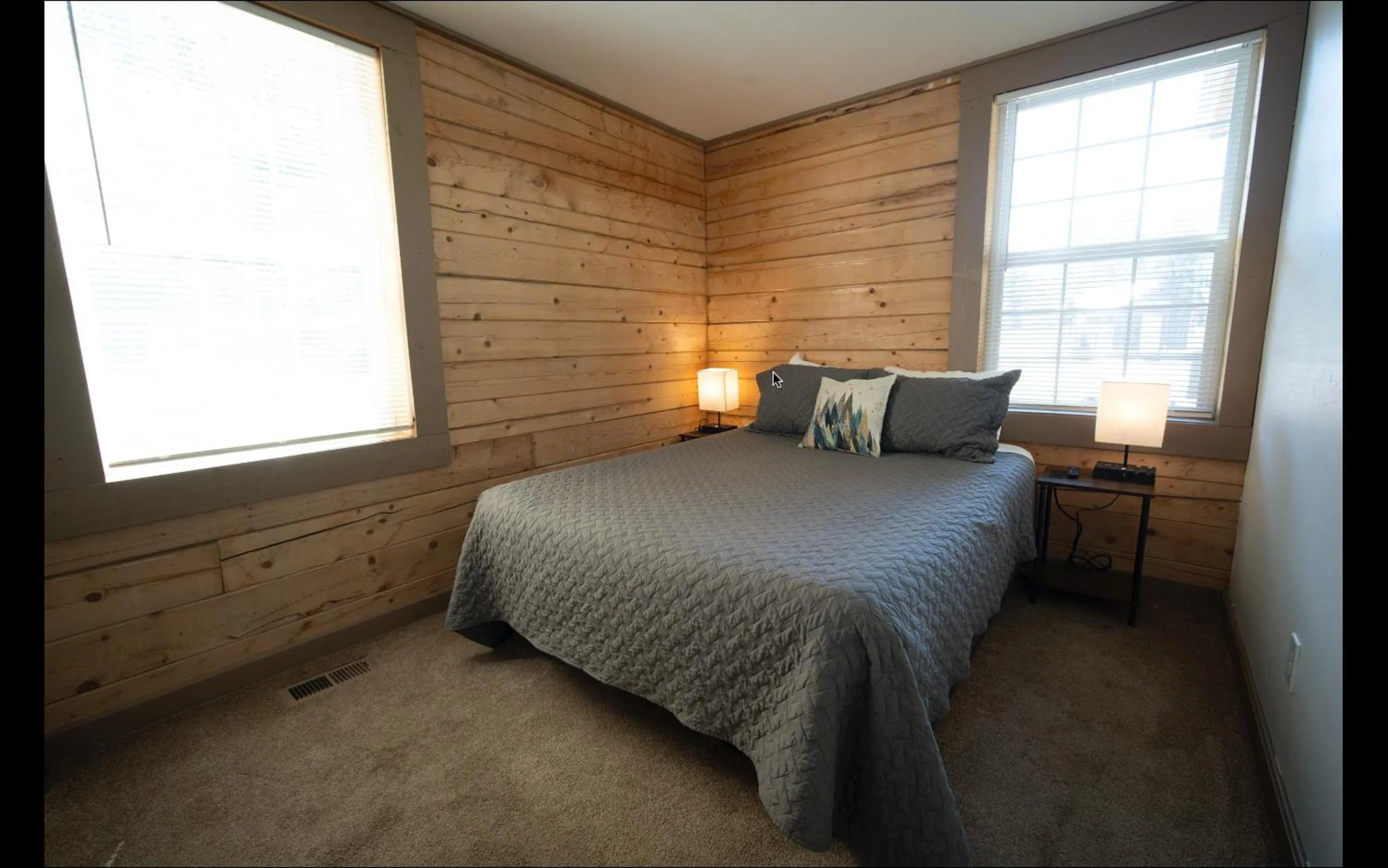 Bedroom, Bed in Alpine Lodge Hotel