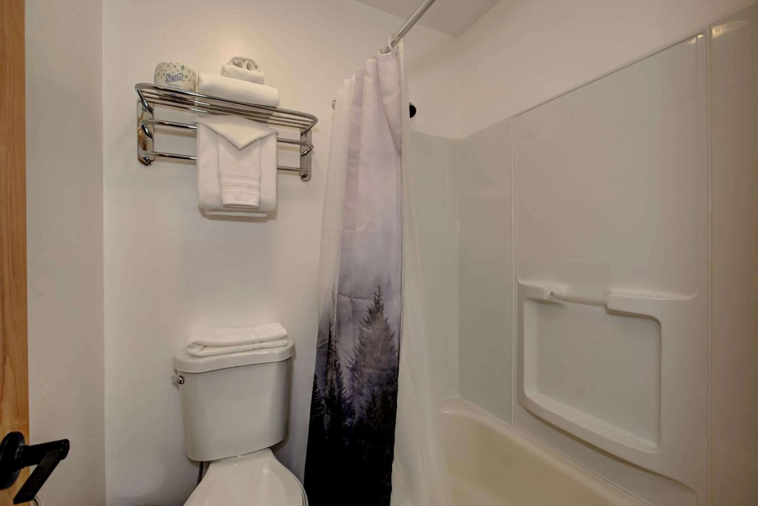 Shower in Alpine Lodge Hotel