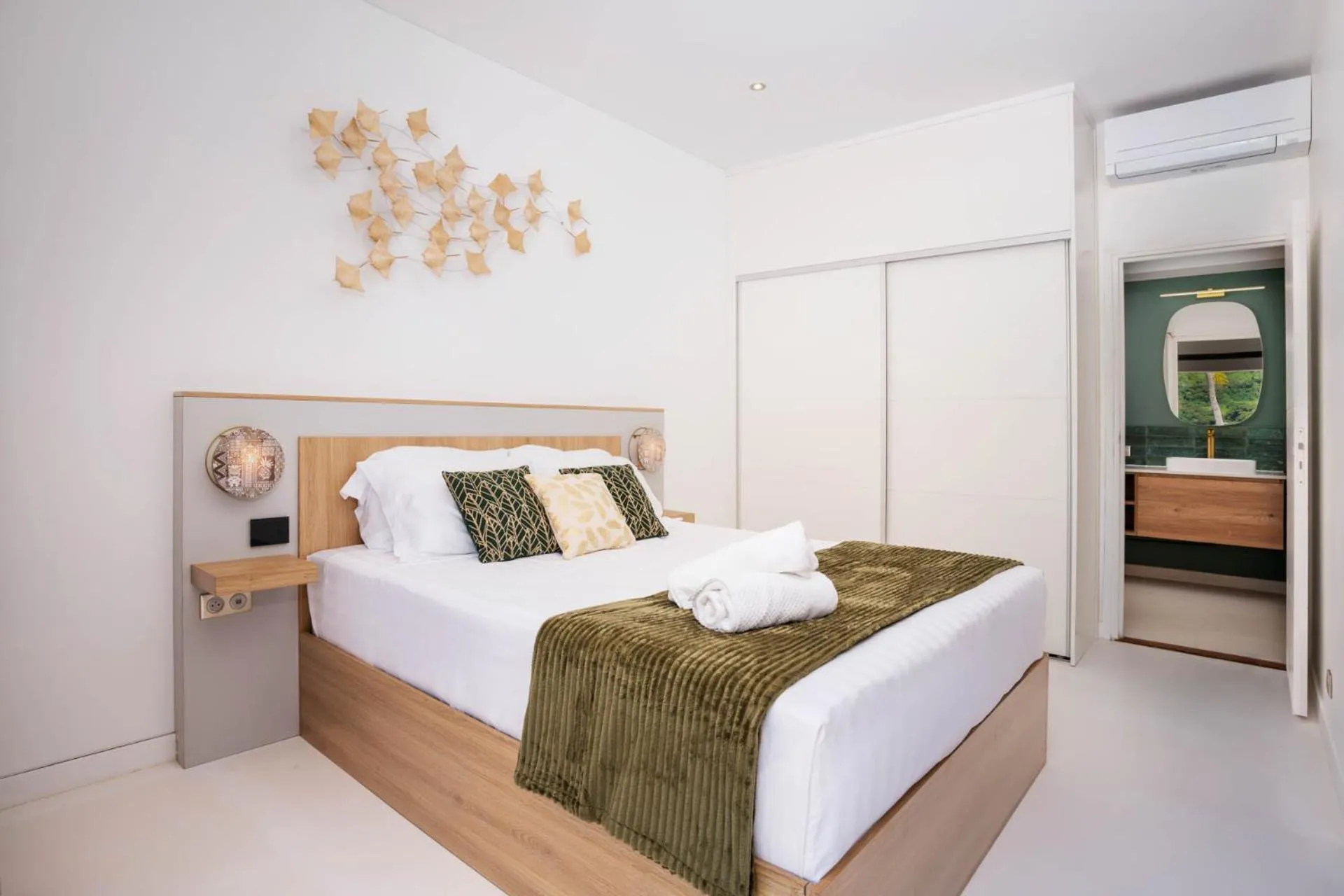 Bedroom, Bed in Cook's Bay Hotel & Suites