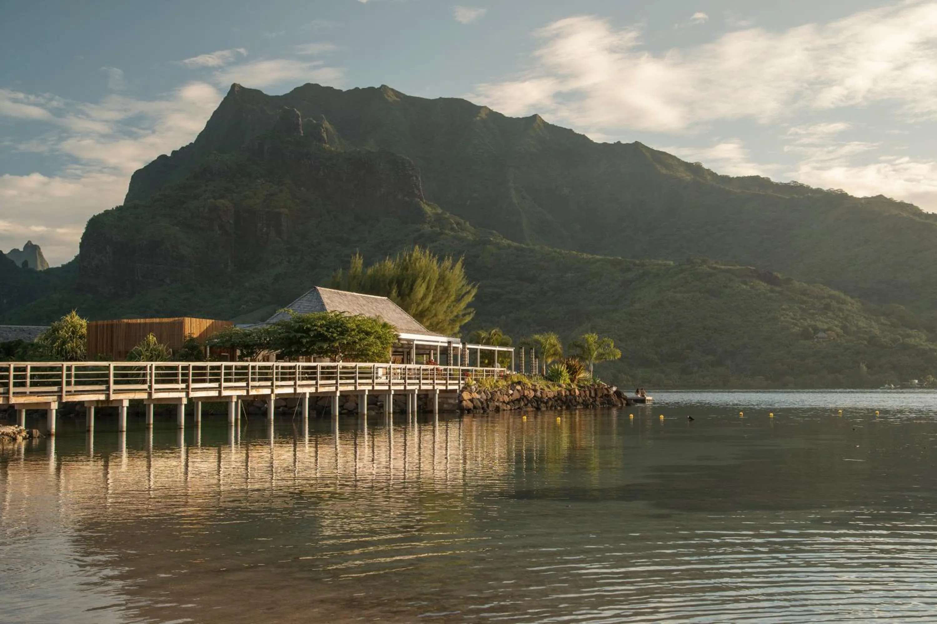 Restaurant/places to eat in Cook's Bay Hotel & Suites