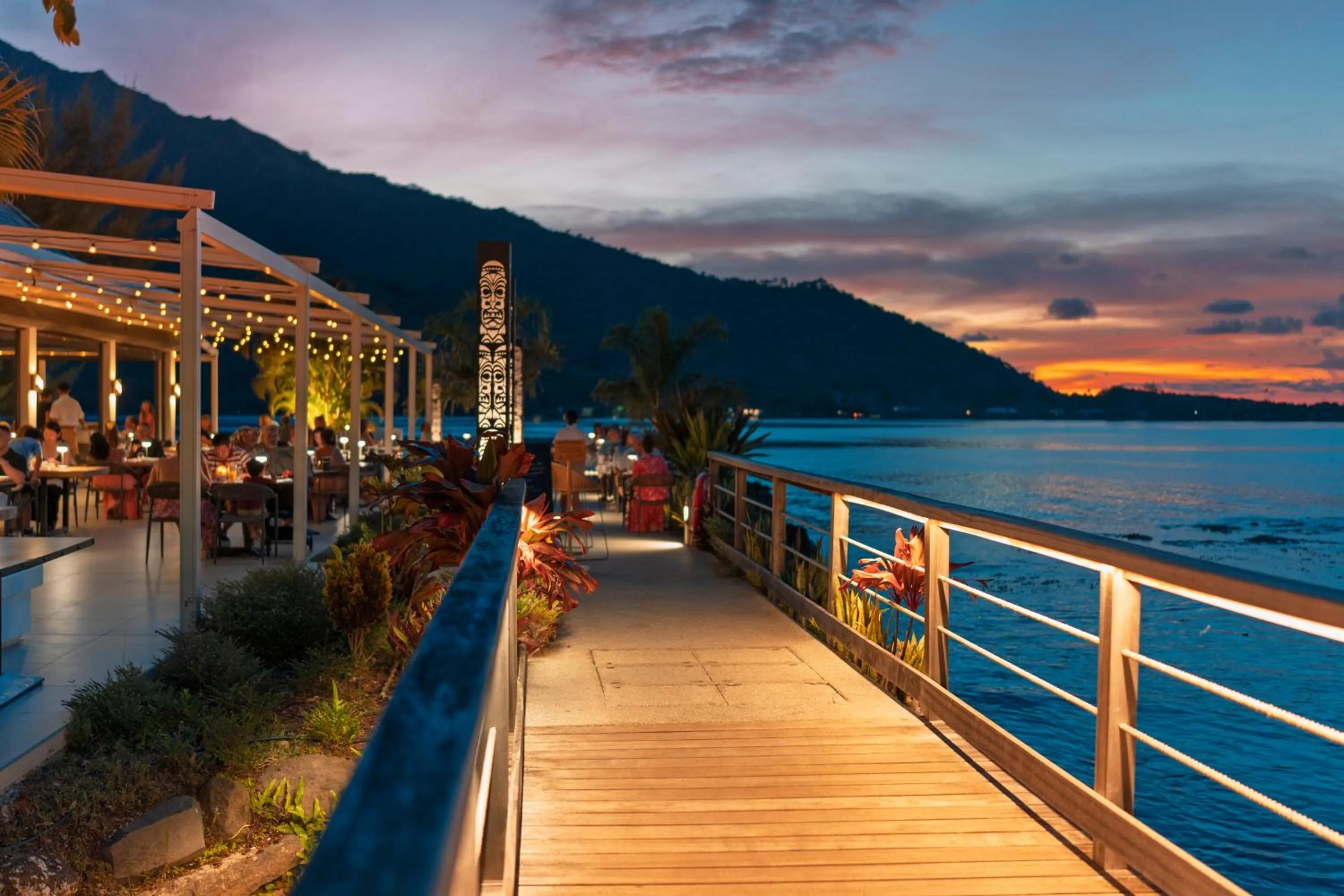 Restaurant/places to eat in Cook's Bay Hotel & Suites