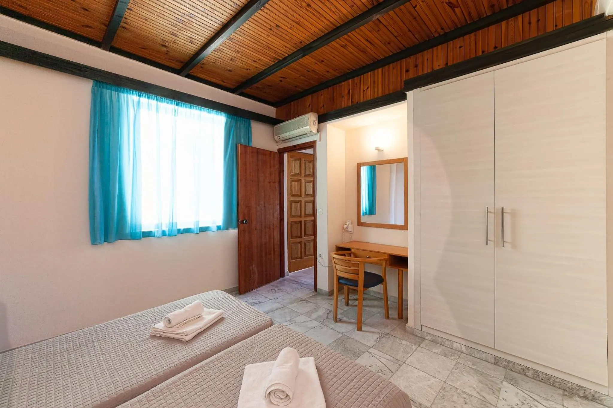 Photo of the whole room, Bed in Olympic Suites