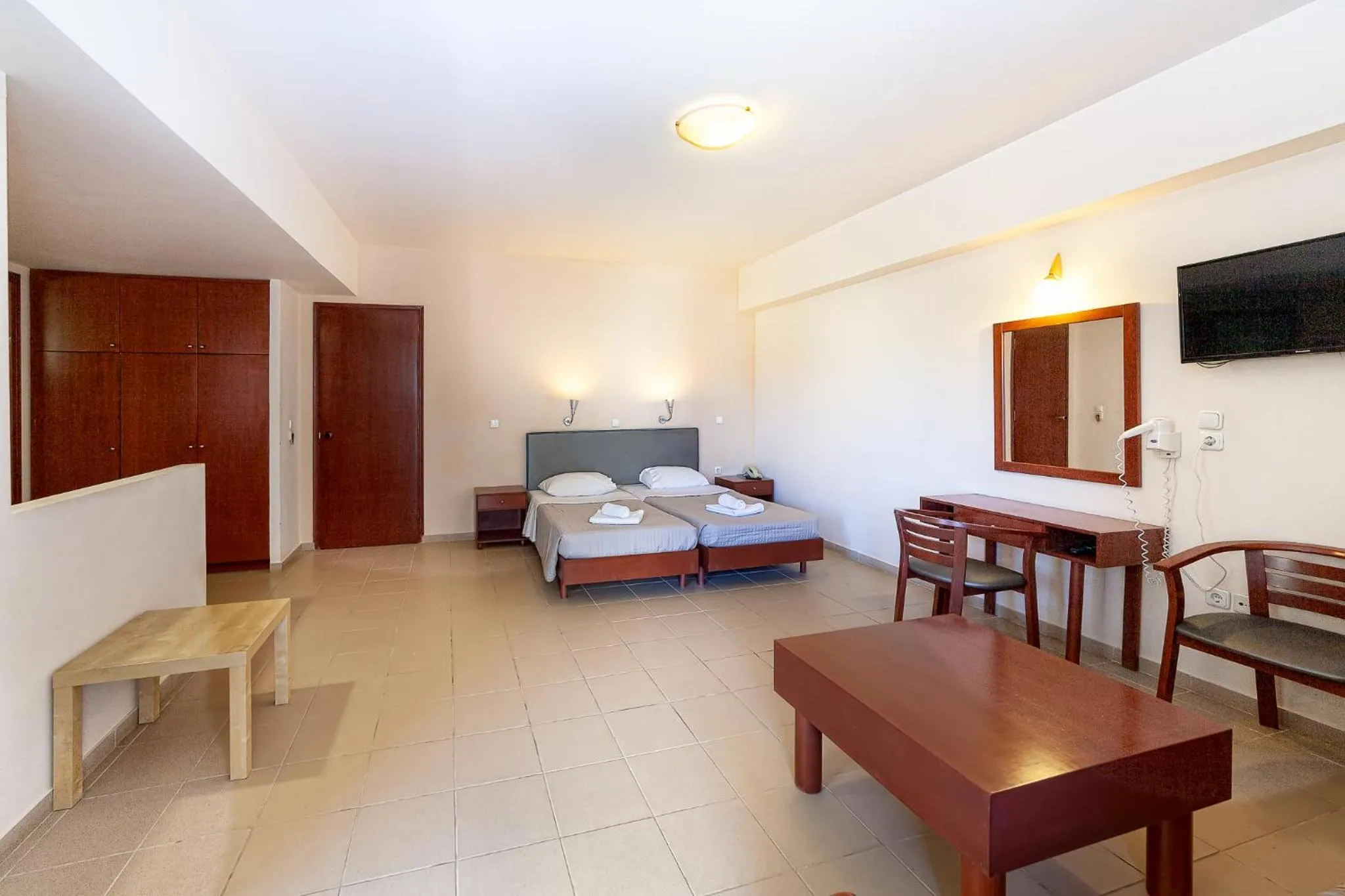 Photo of the whole room, Bed in Olympic Suites