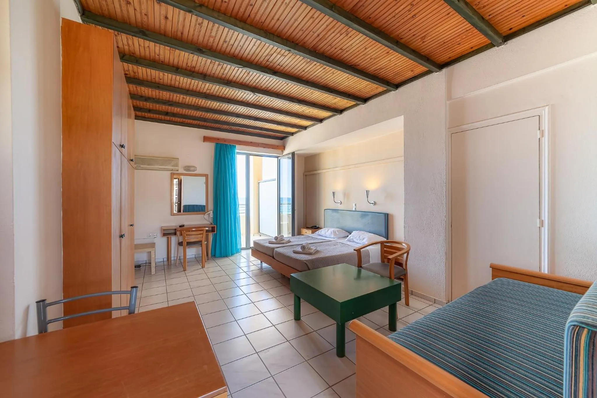 Living room, Bed in Olympic Suites