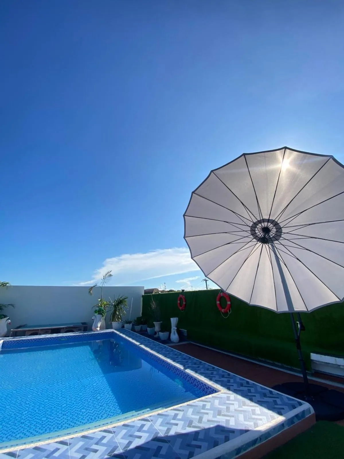 Swimming pool in Prince Express Inn
