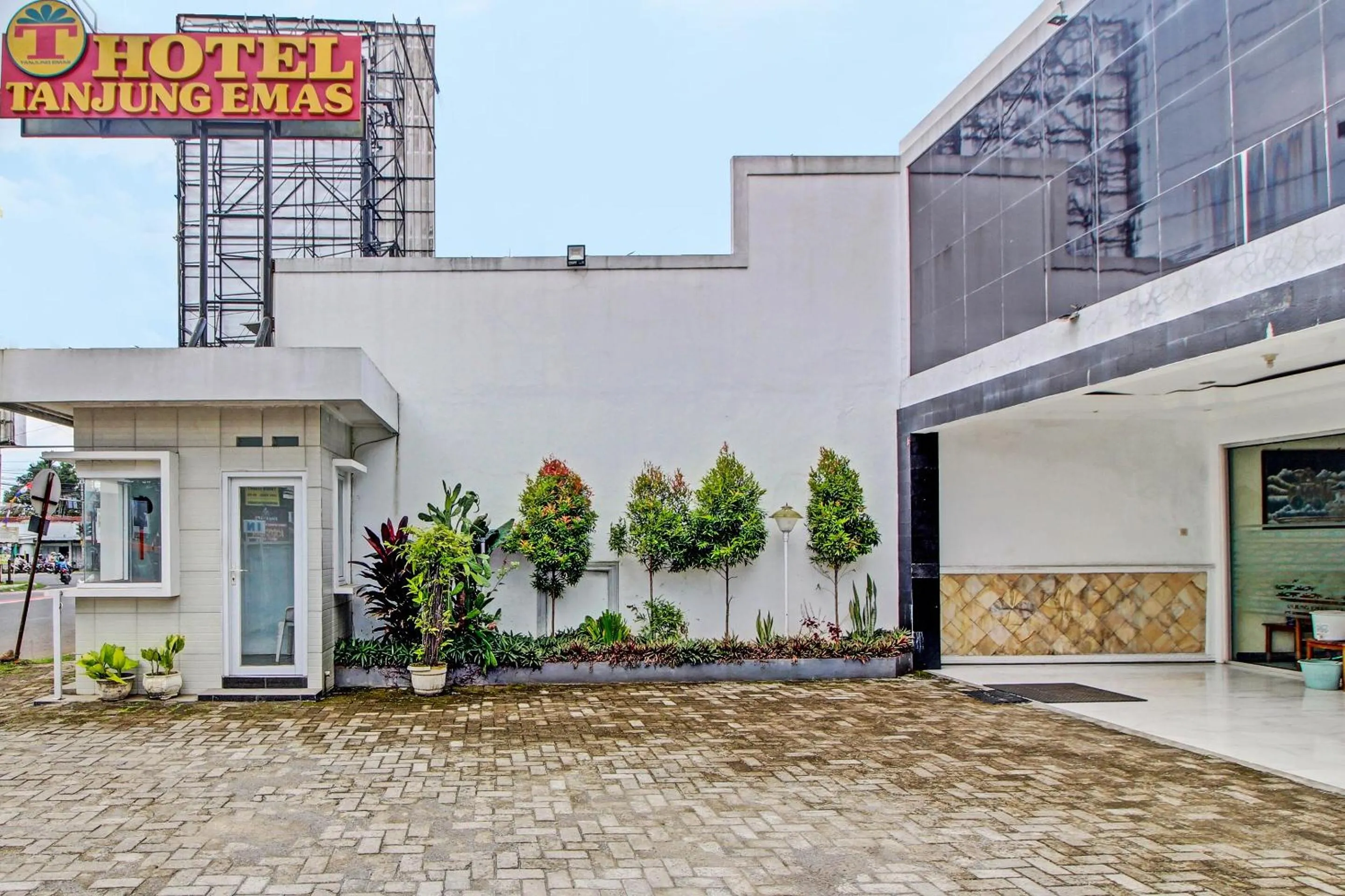 Facade/entrance in Collection O 92242 Hotel Tanjung Emas