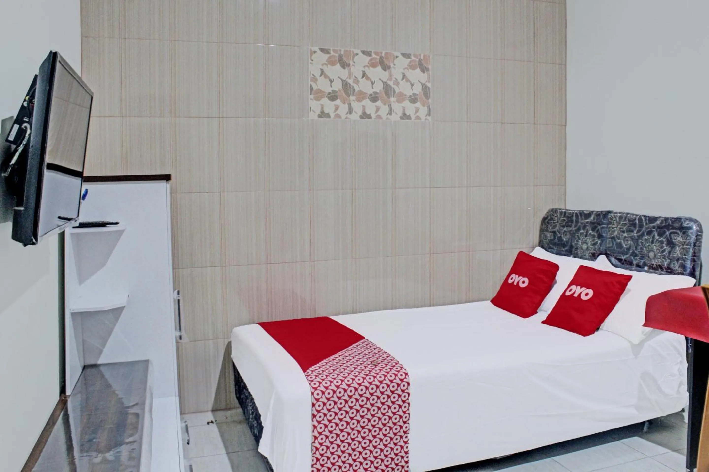 Bedroom, Bed in Hotel O Mariko's House