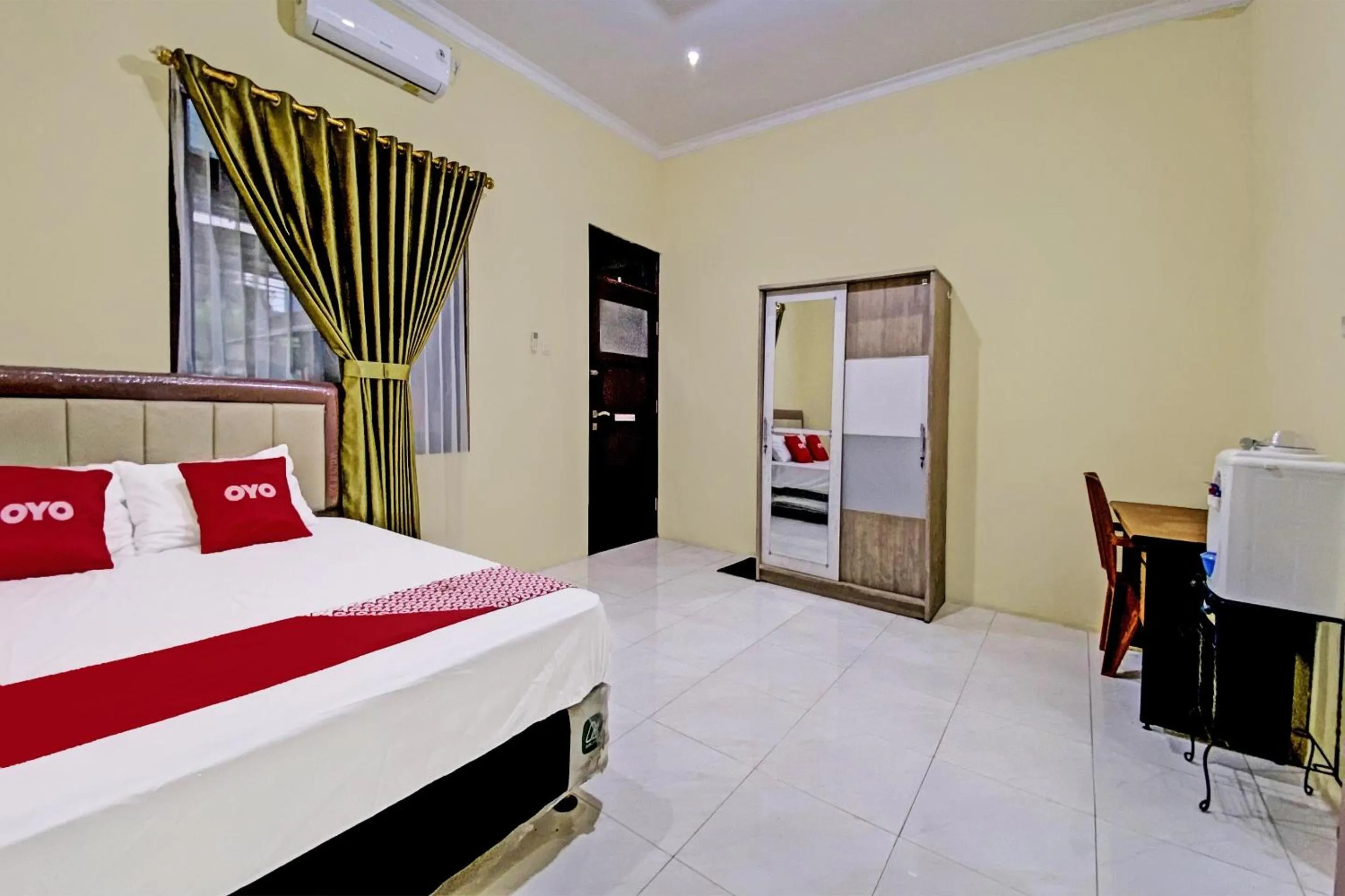 Bedroom, Bed in Hotel O Mariko's House