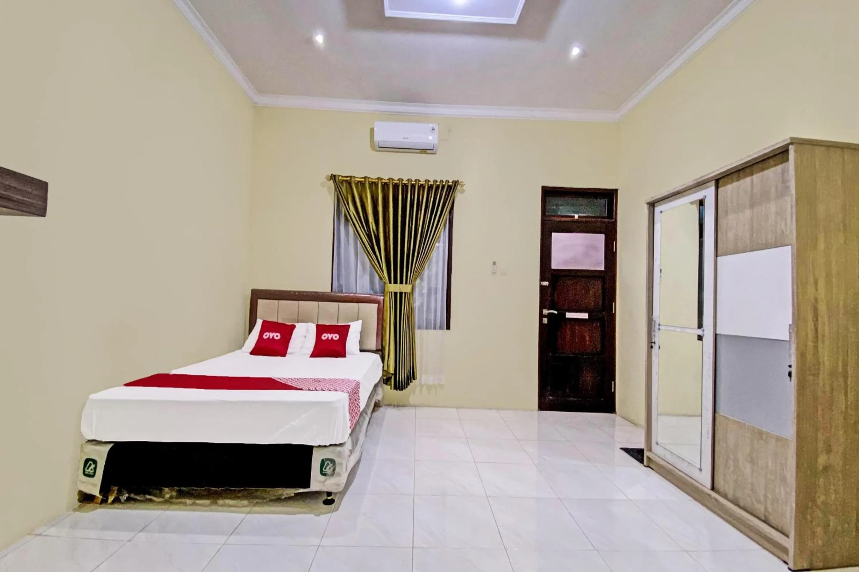 Bedroom, Bed in Hotel O Mariko's House