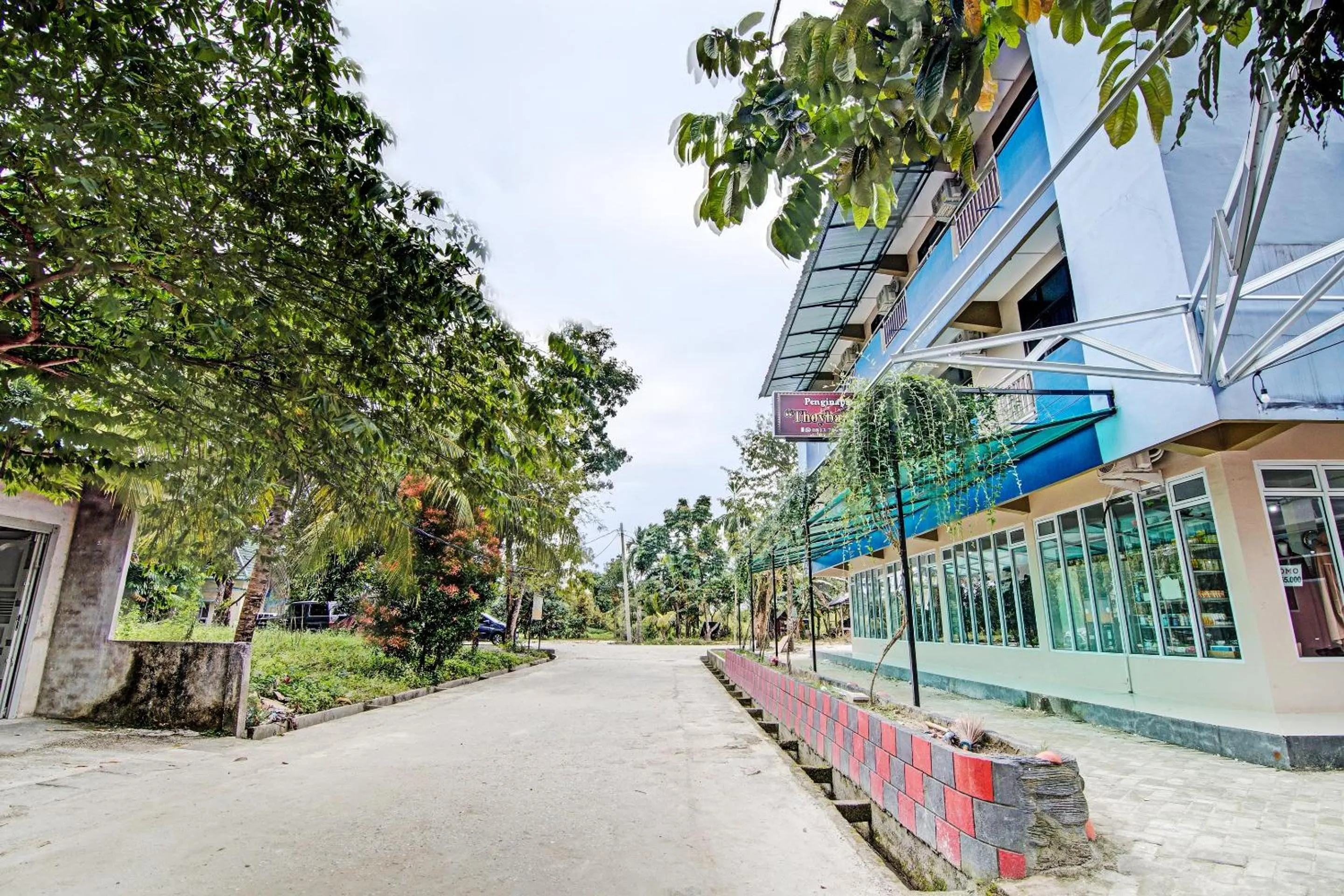 Facade/entrance in Hotel O Penginapan Thoybah Syariah Near Pondok Pesantren UMAR BIN KHATAB km 9 garuda sakti
