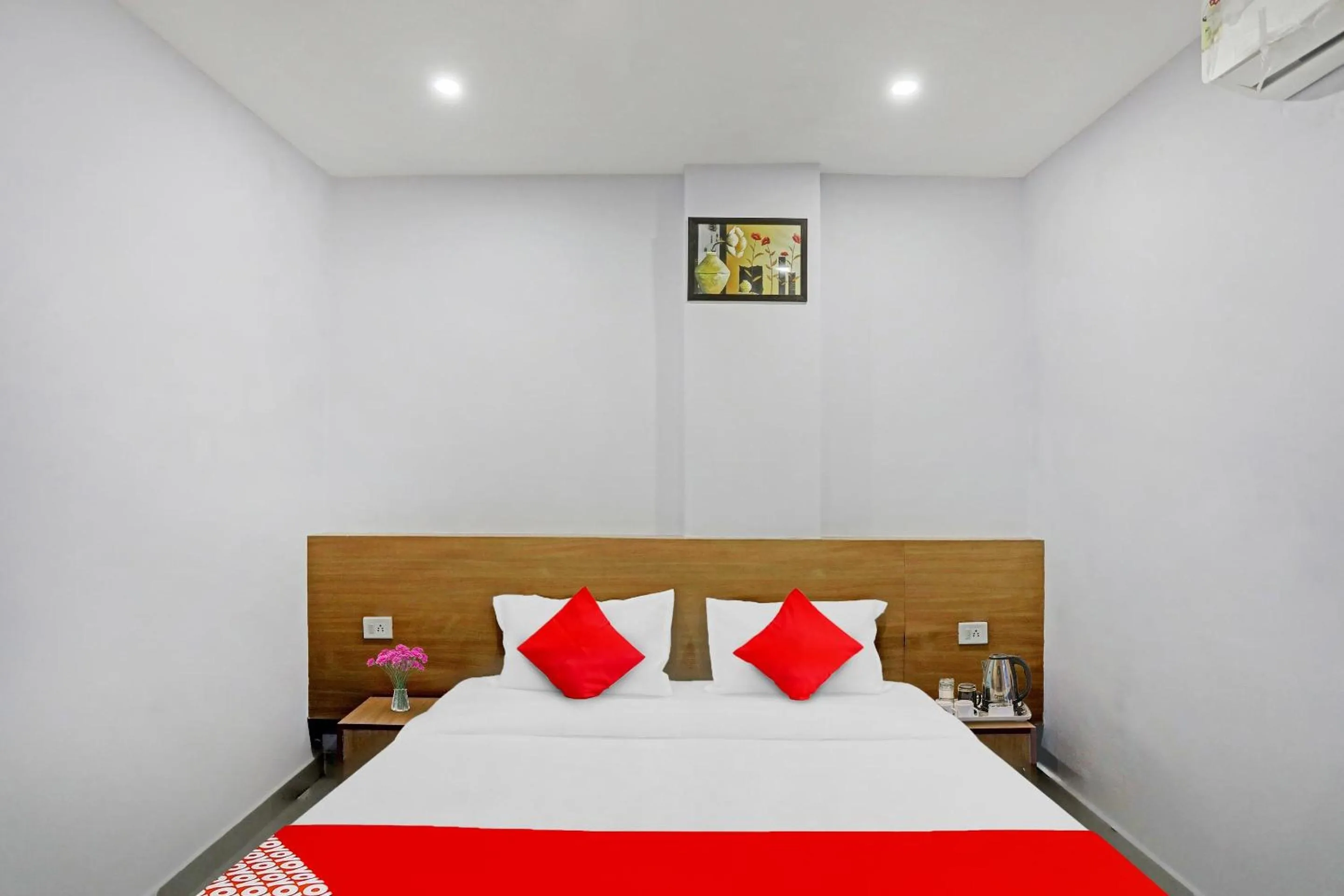 Bedroom, Bed in Hotel O Athrav Inn