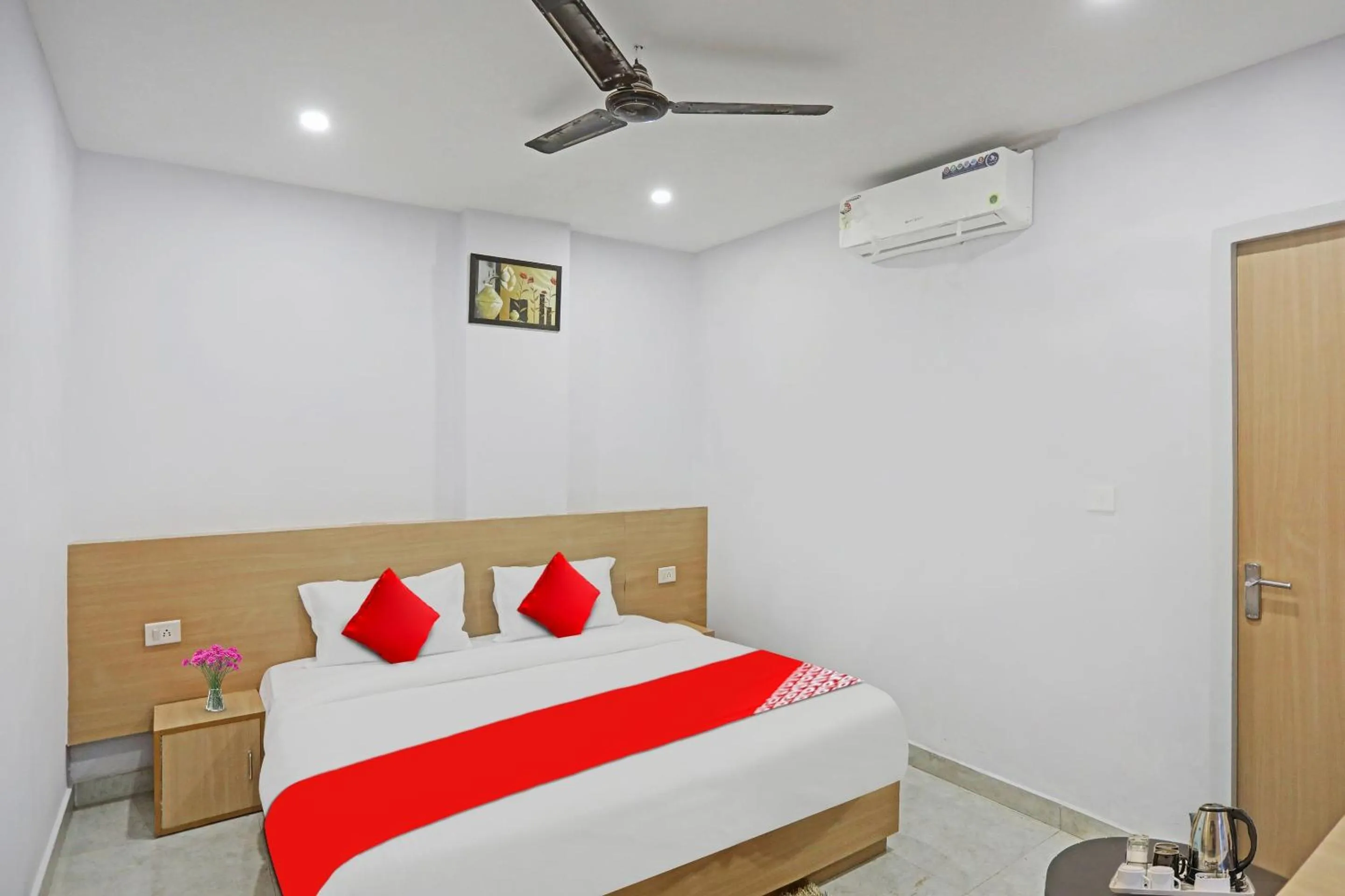 Bedroom, Bed in Hotel O Athrav Inn