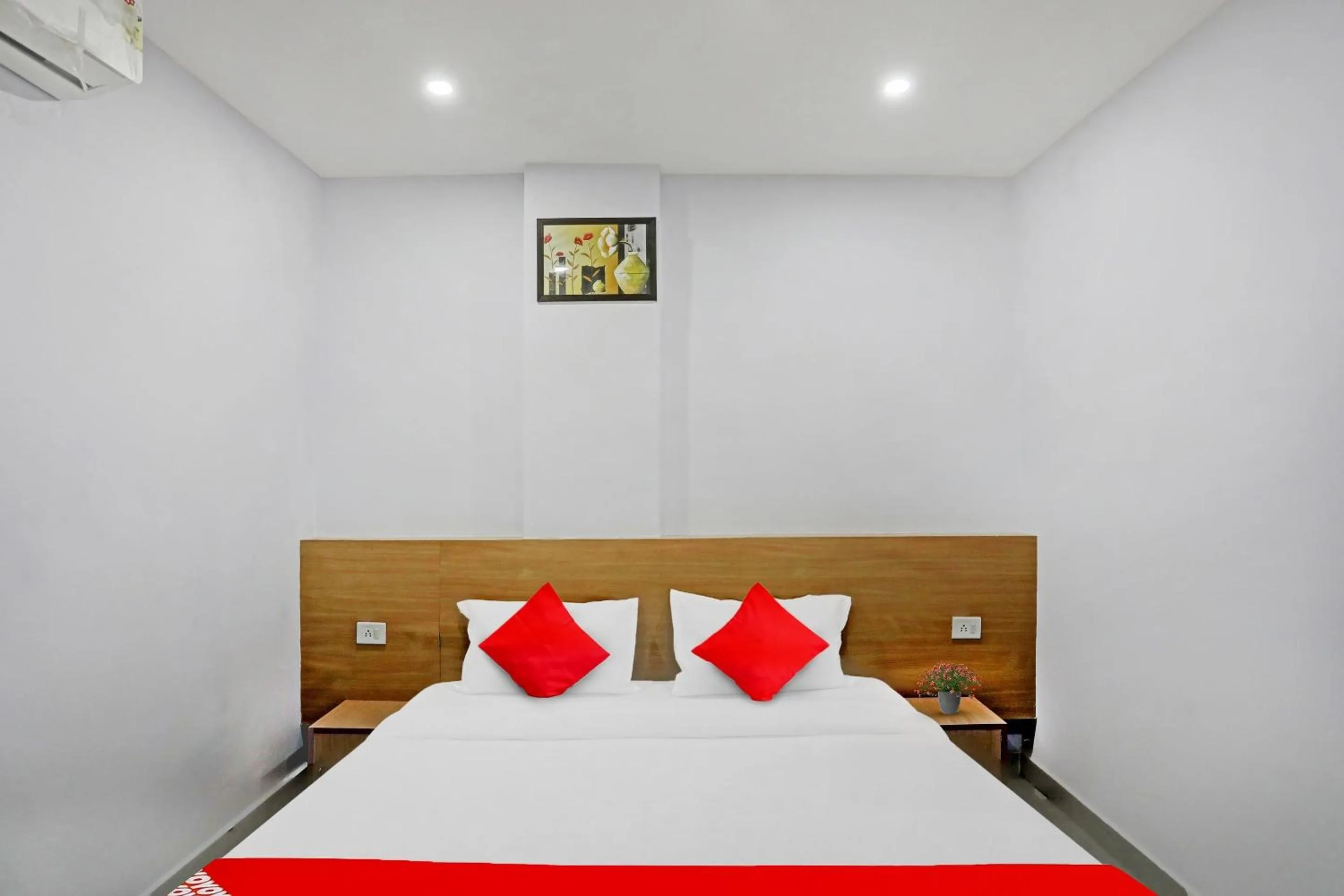 Bedroom, Bed in Hotel O Athrav Inn