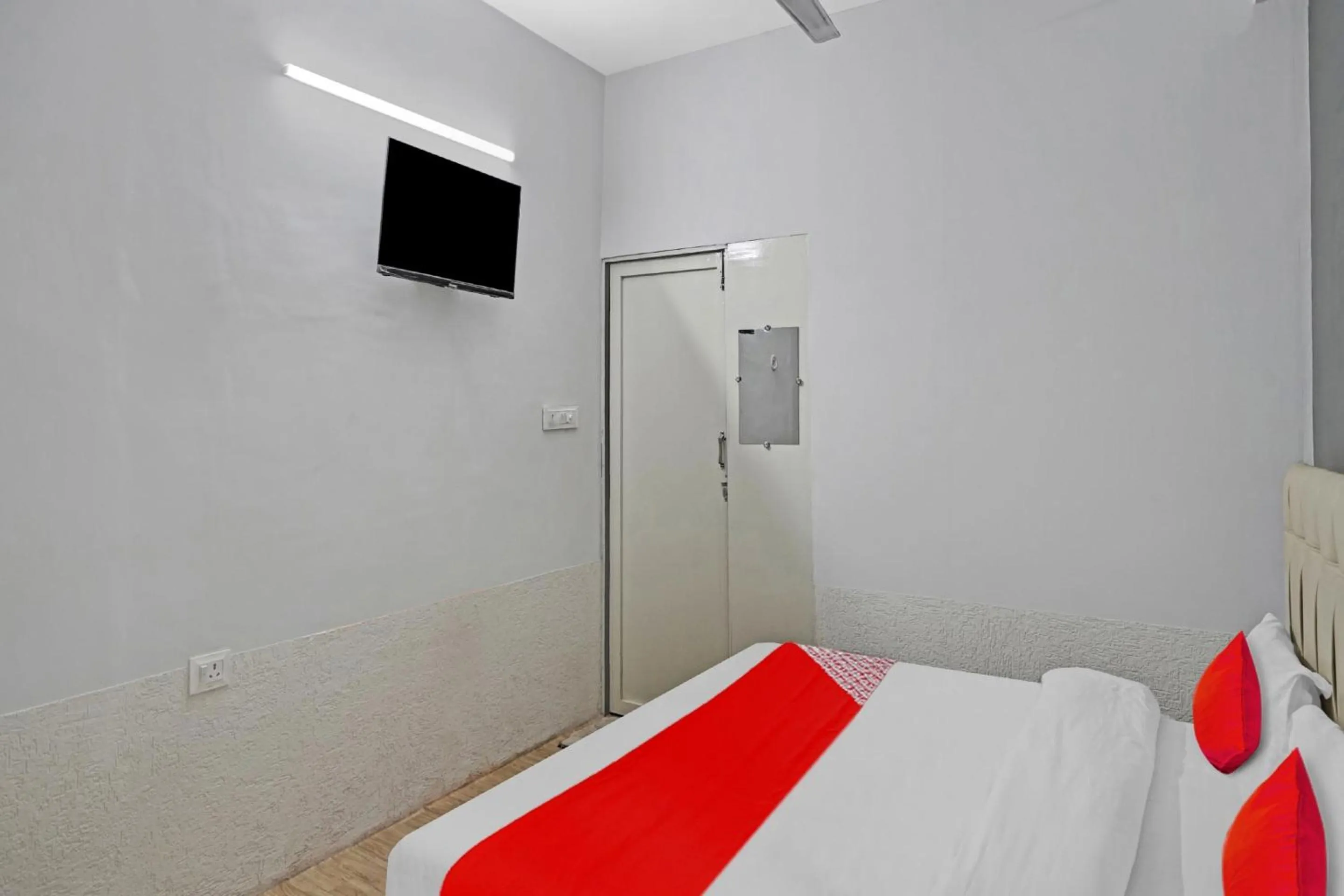 Bedroom, Bed in Hotel O Mr Crown Inn To Inn